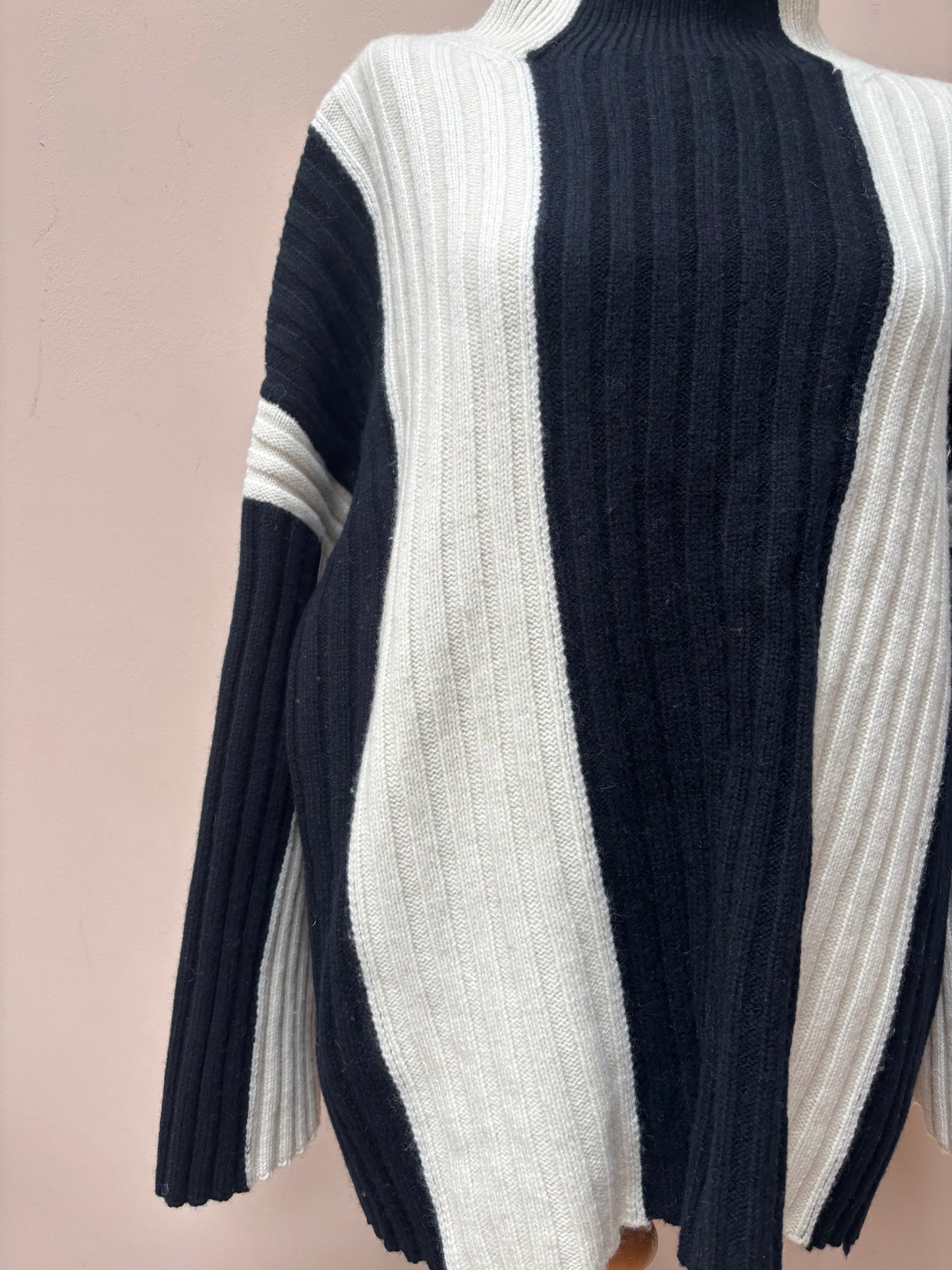 100% wool monochrome jumper size 14-18