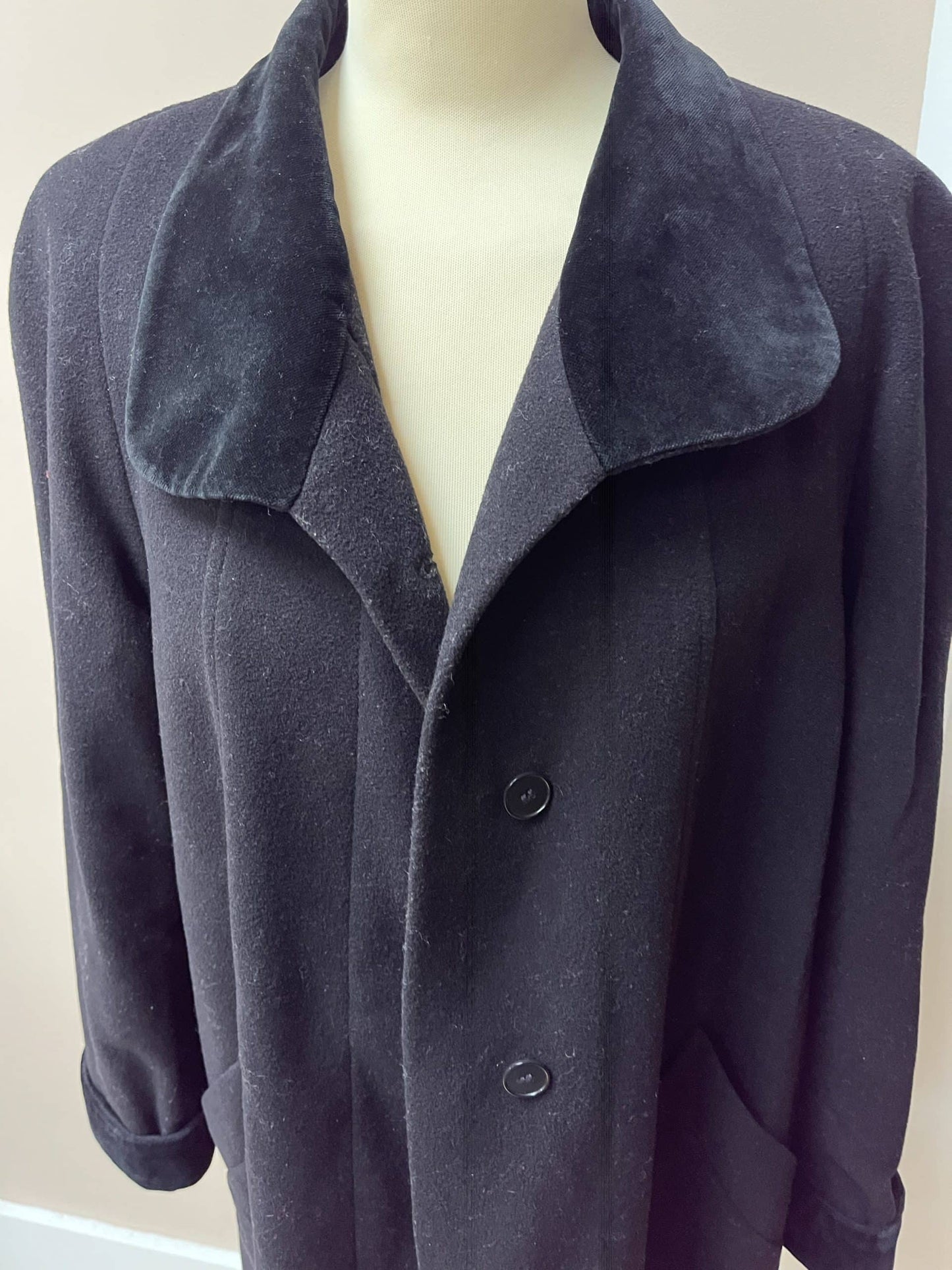 Vintage wool cashmere mix black coat with velvet collar and cuffs size 38