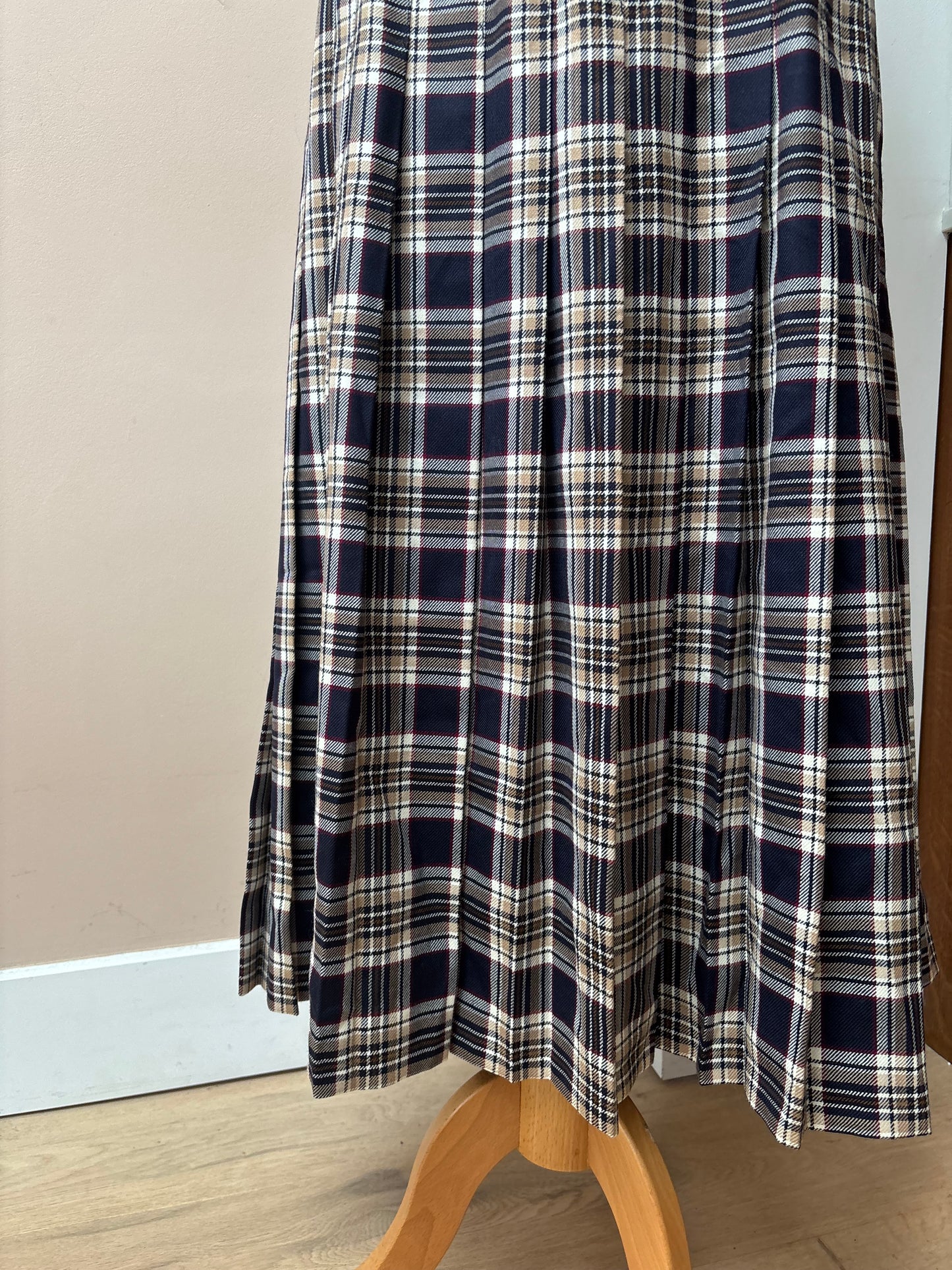 Vintage 100% wool long pleated skirt size 16/18