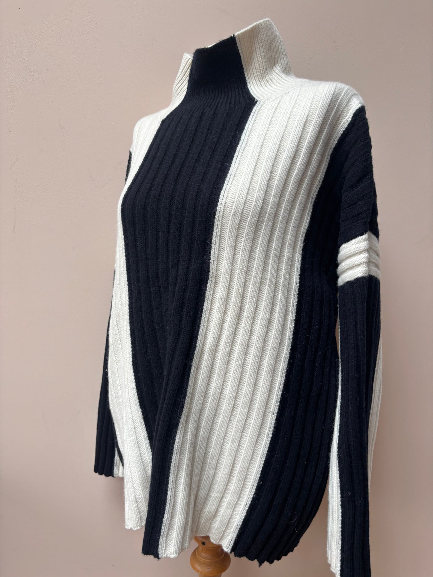 100% wool monochrome jumper size 14-18