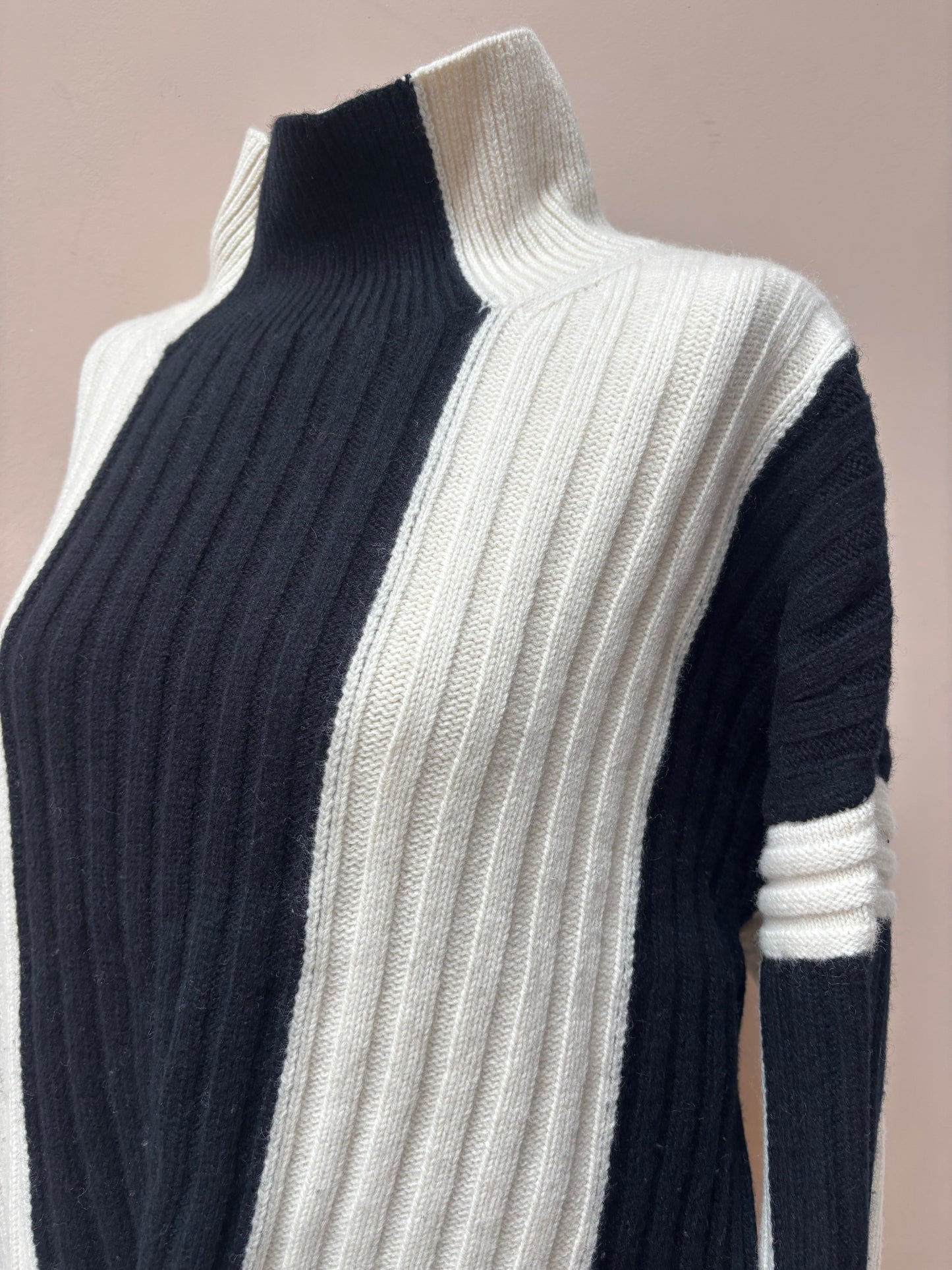 100% wool monochrome jumper size 14-18