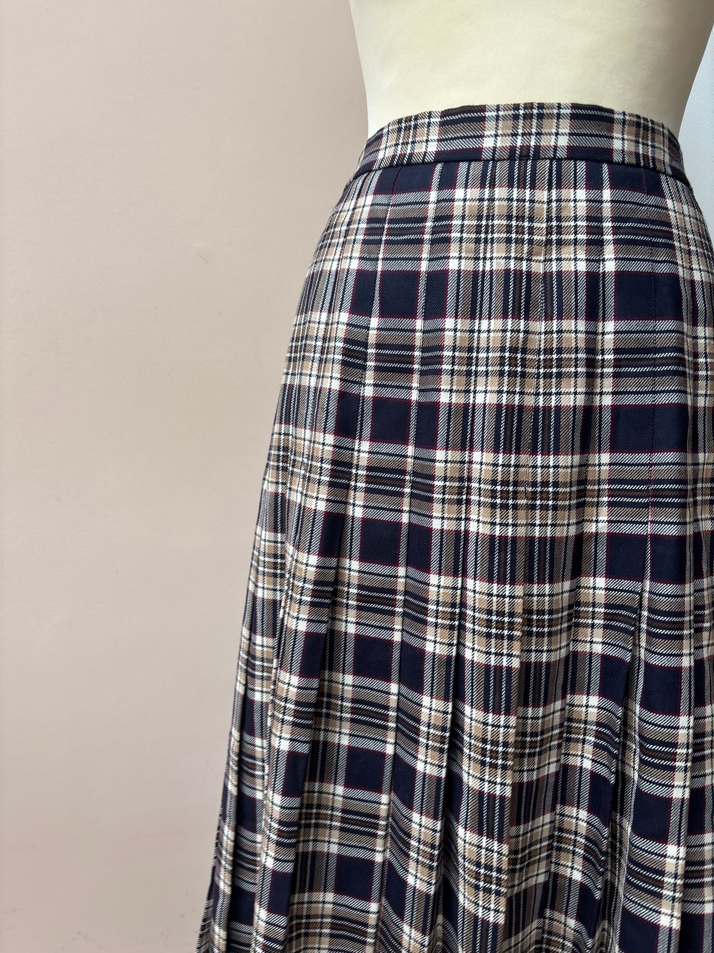 Vintage 100% wool long pleated skirt size 16/18