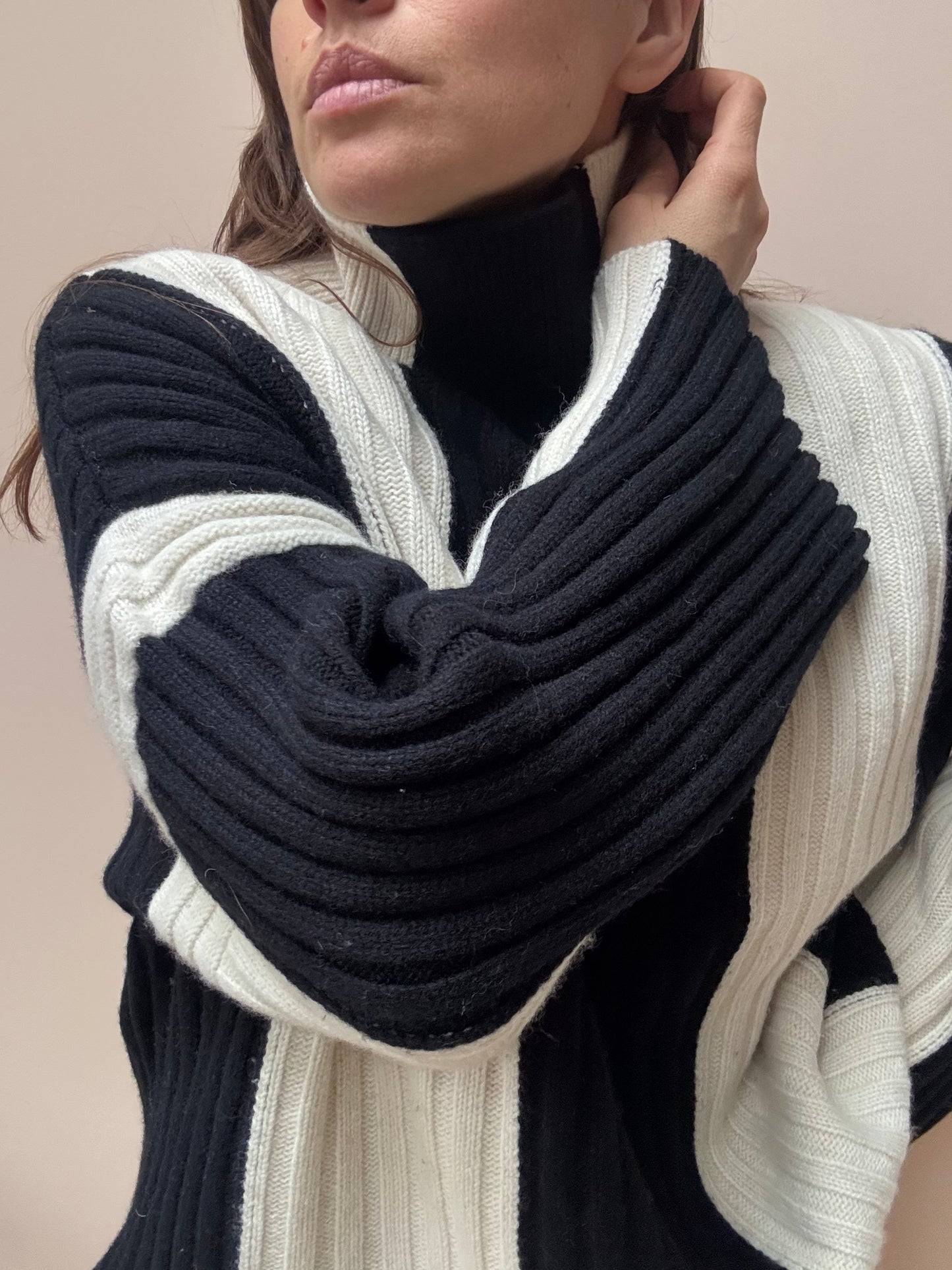 100% wool monochrome jumper size 14-18