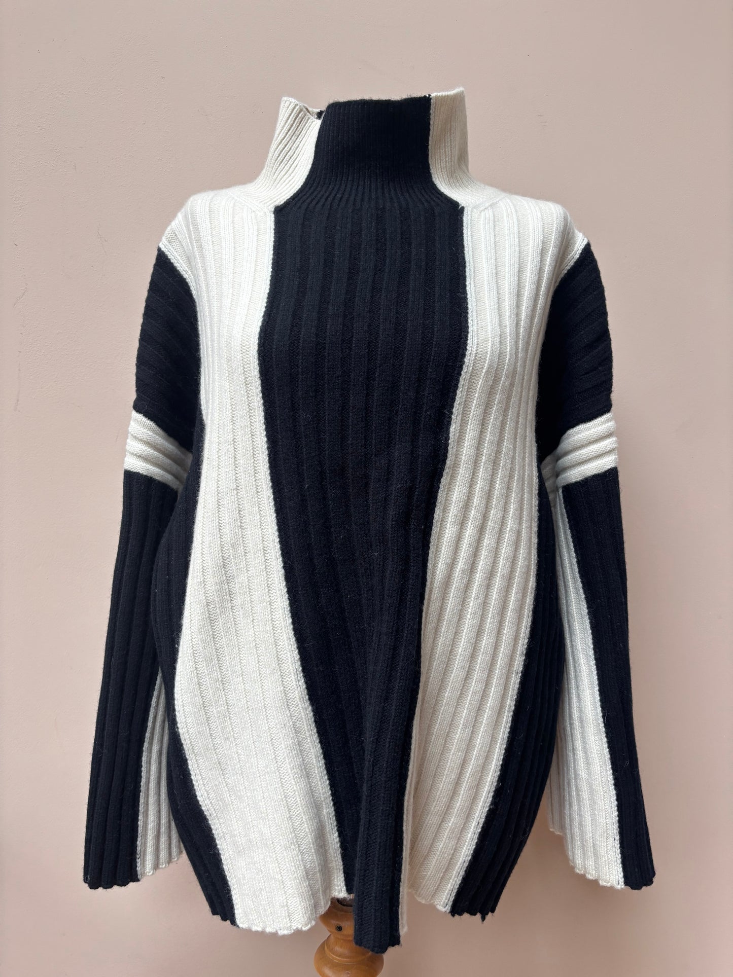 100% wool monochrome jumper size 14-18