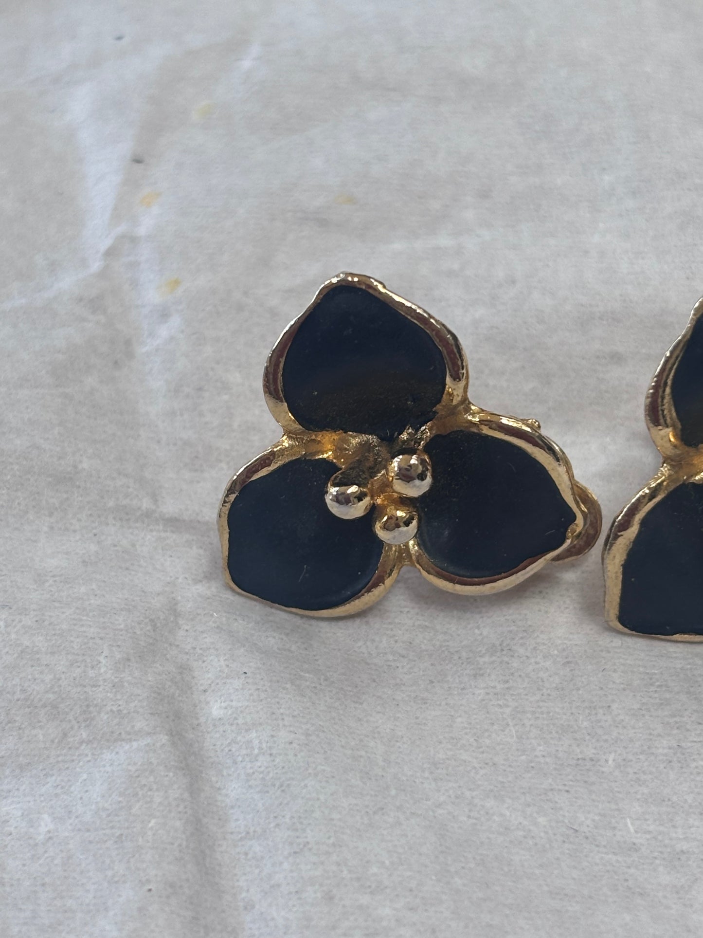 Beautiful gold black flower clip on earrings