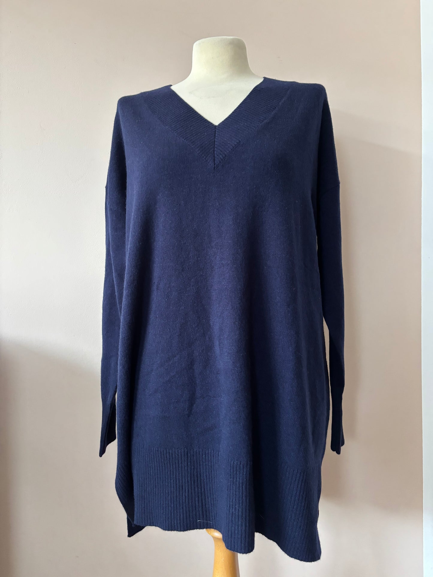 Merino wool and cashmere mix navy v neck jumper size Large