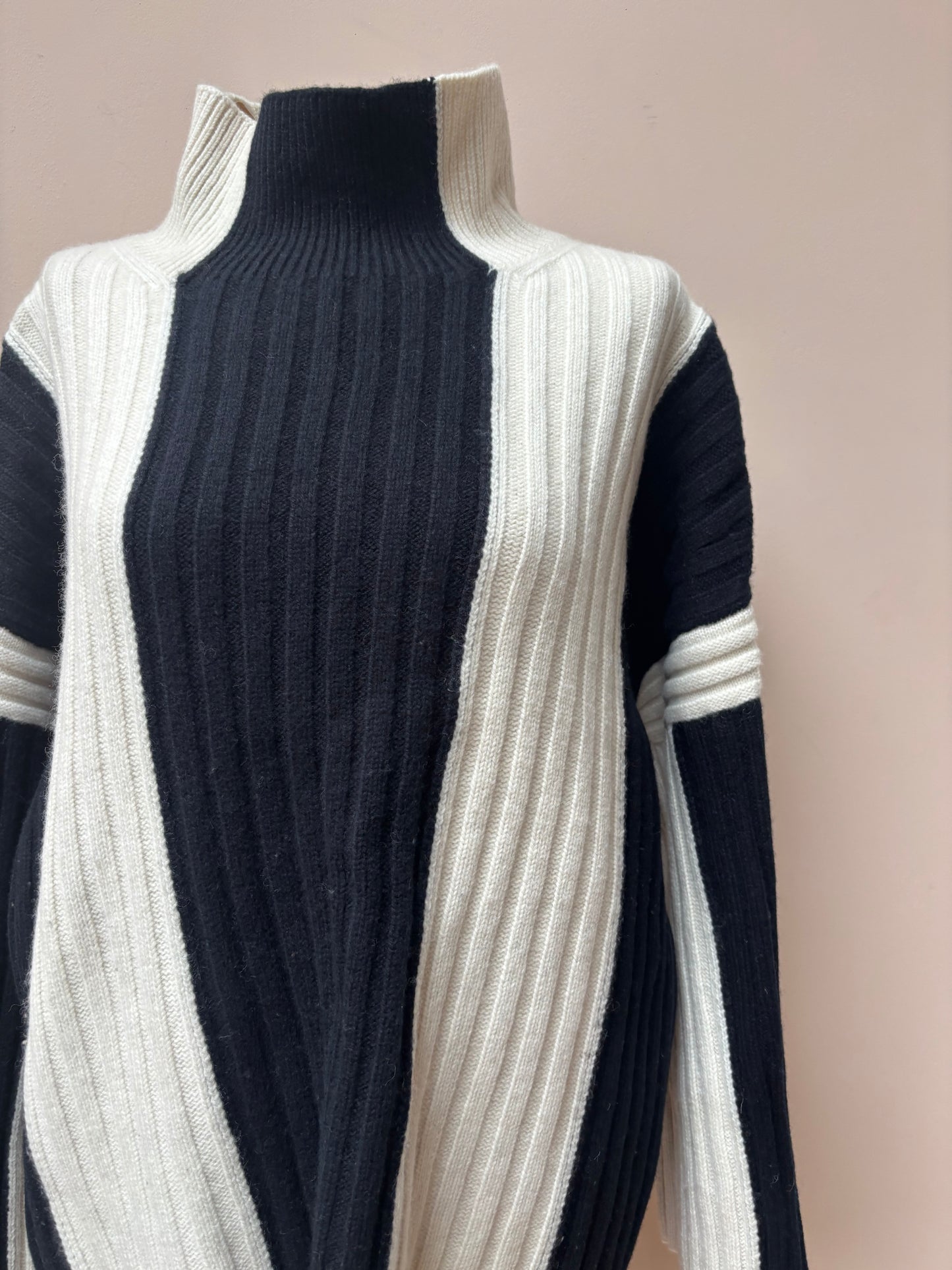 100% wool monochrome jumper size 14-18