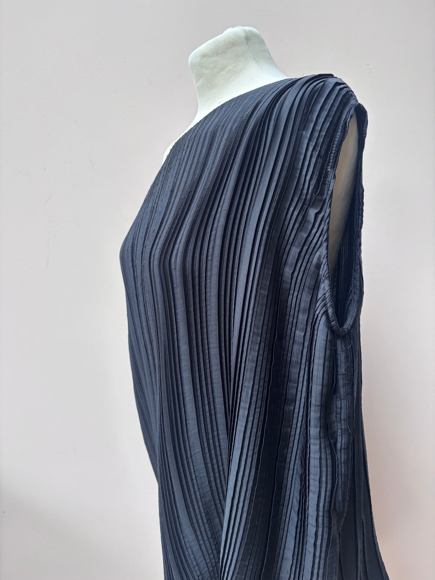 Black pleated oversized top size M