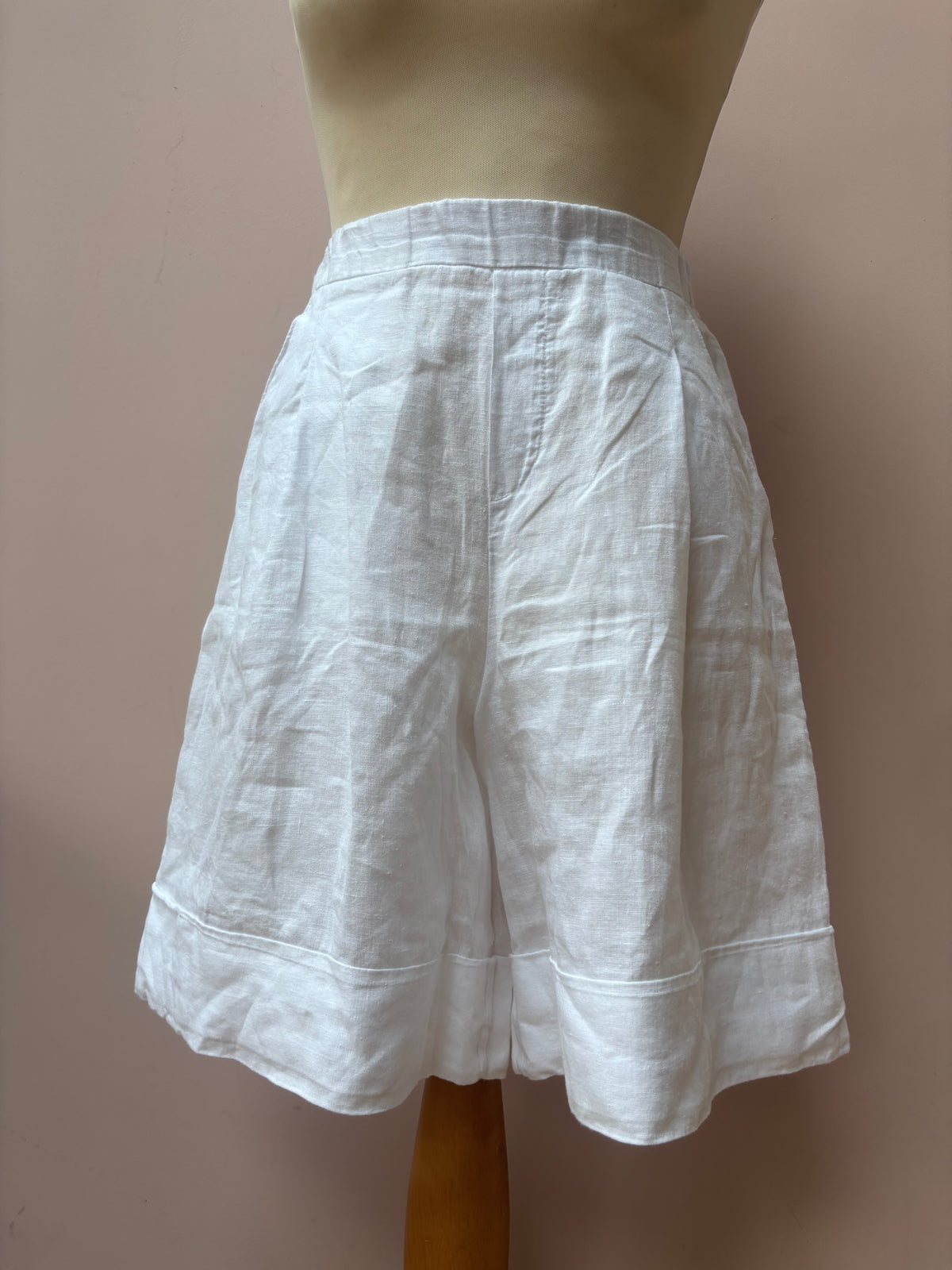 United Colours of Benetton white linen shorts 8/10