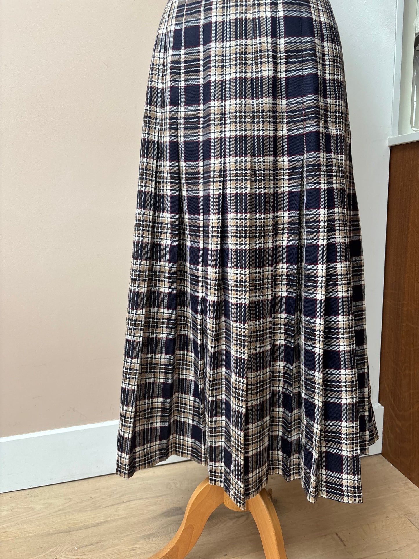 Vintage 100% wool long pleated skirt size 16/18