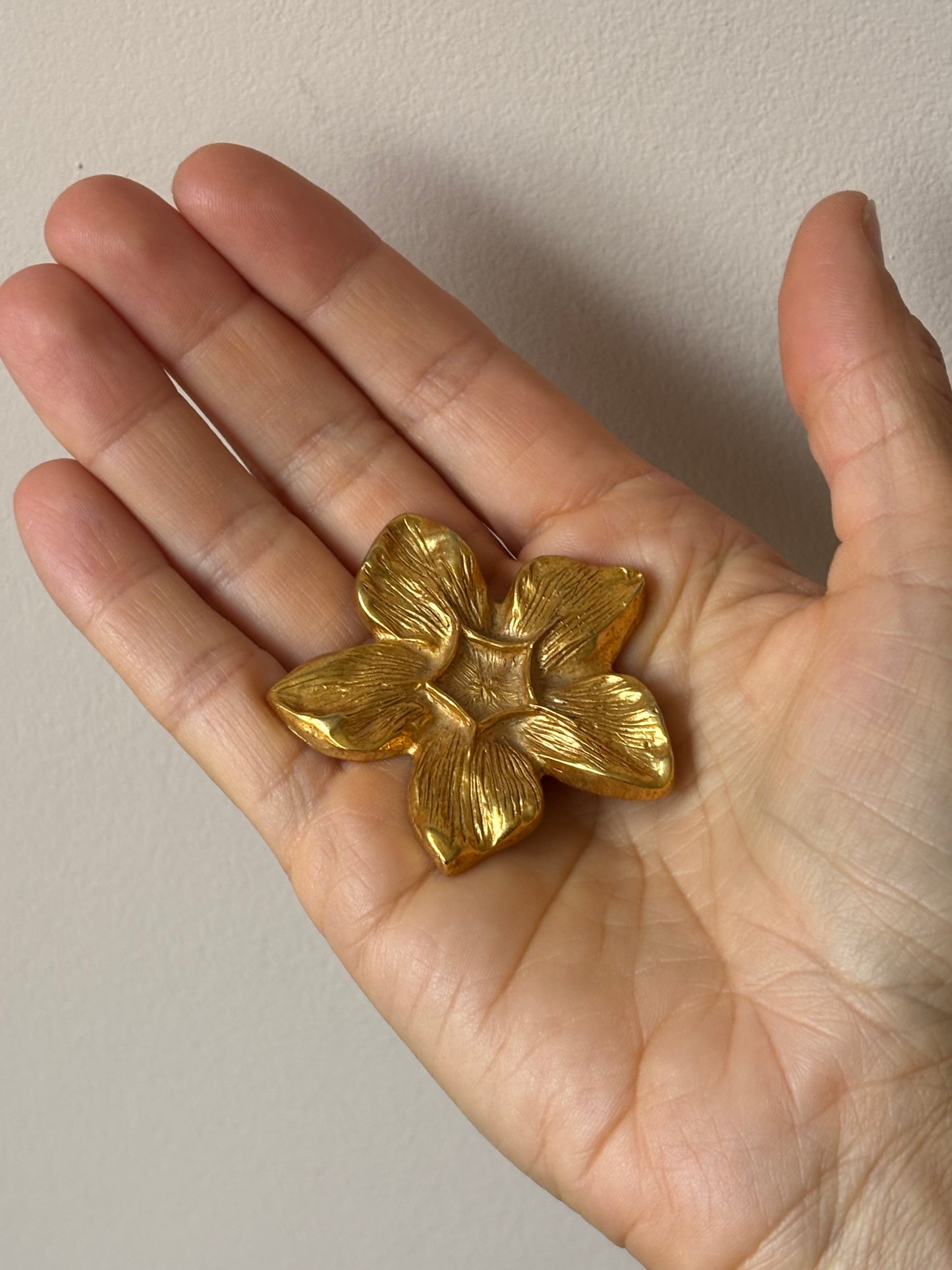 Gold flower broach