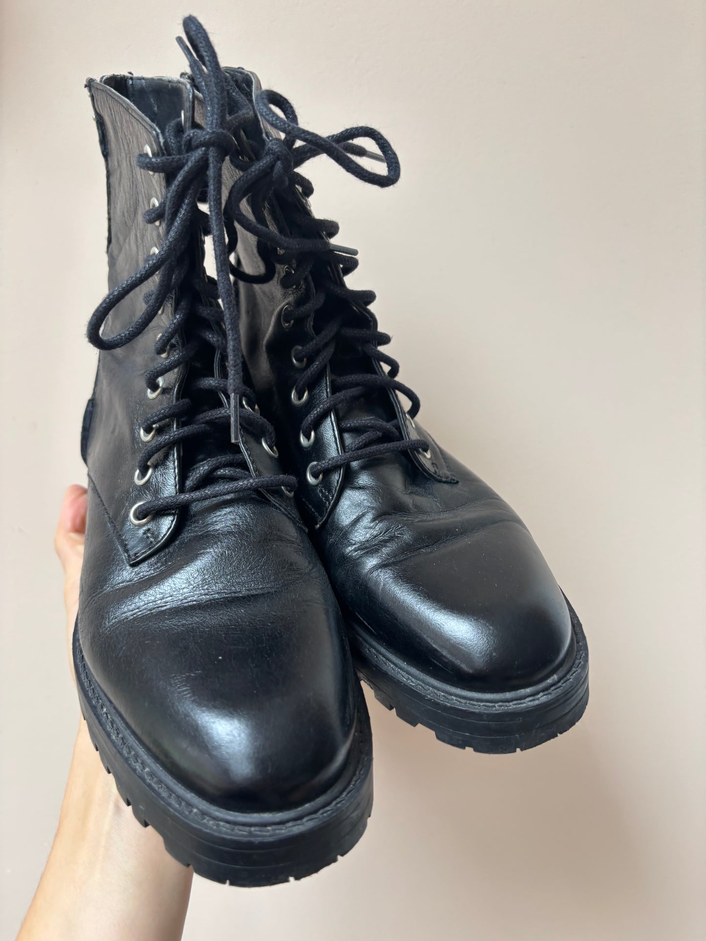 Black leather boots size UK3