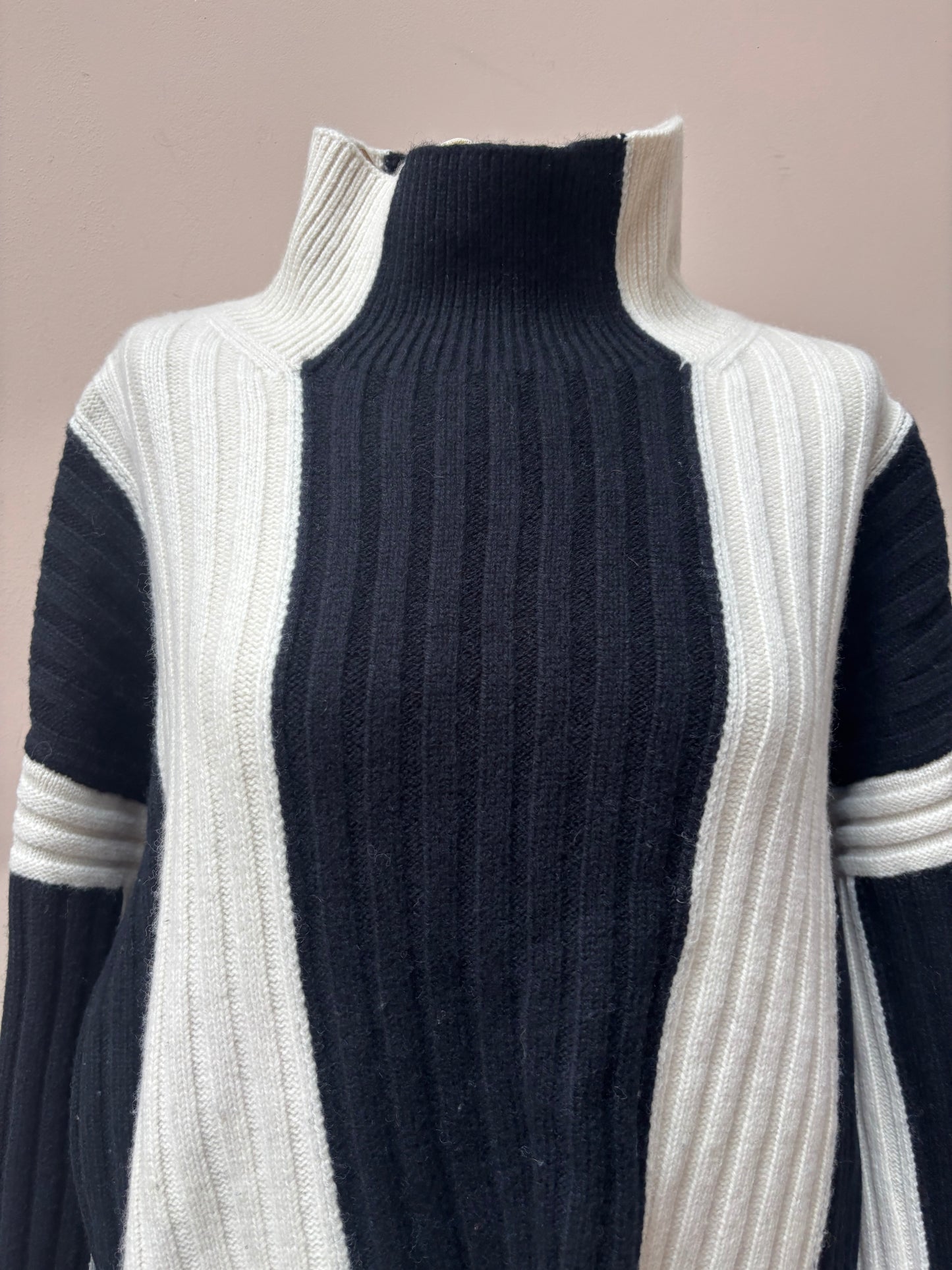 100% wool monochrome jumper size 14-18