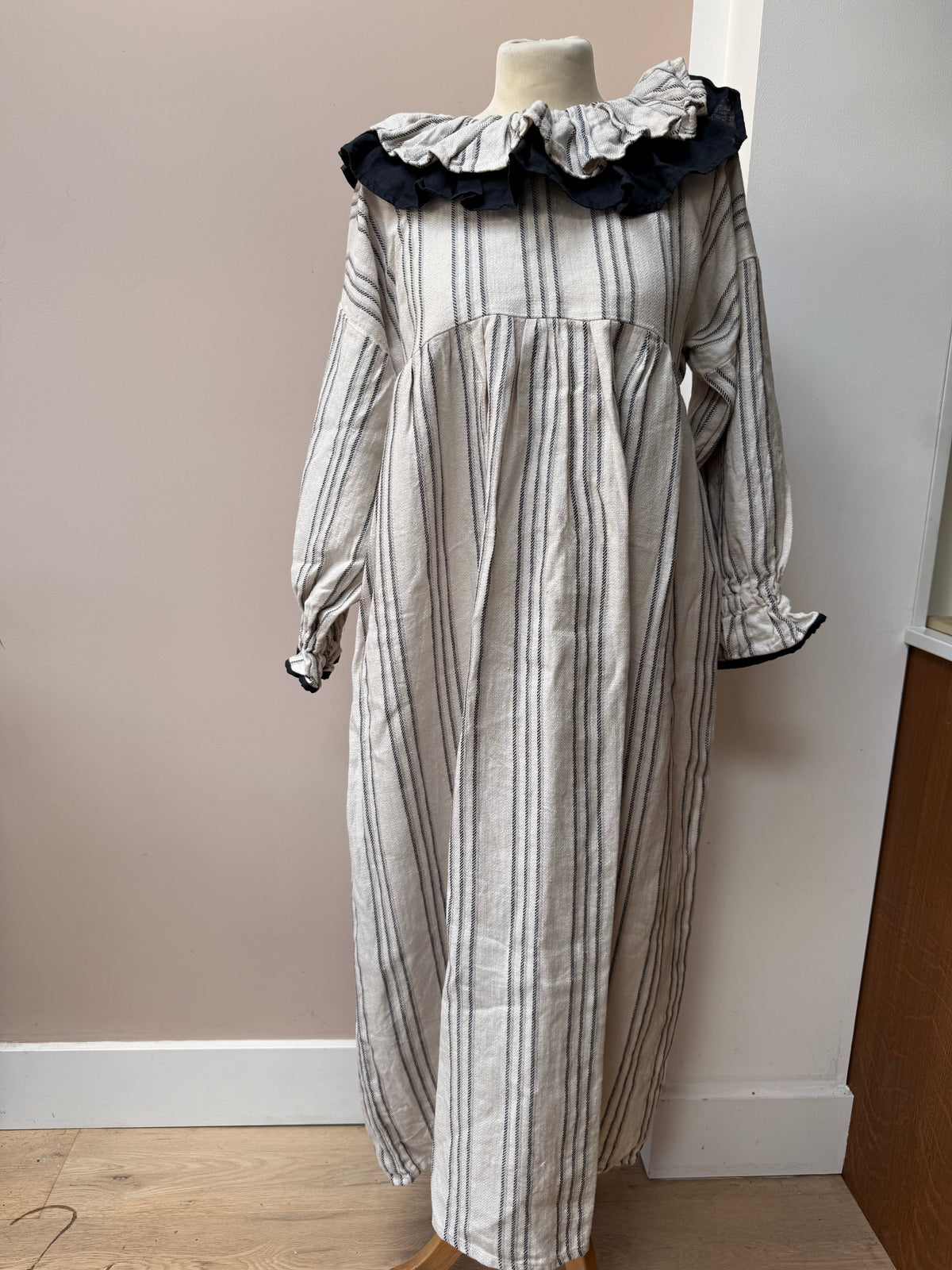 Benjamin Fox 100% thick linen dress with collar