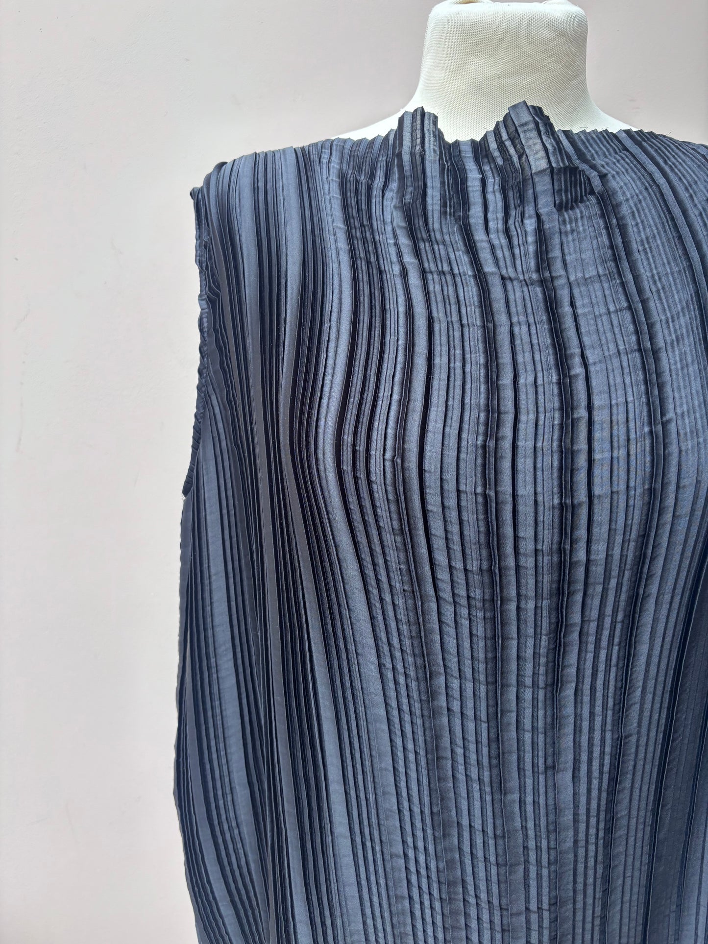 Black pleated oversized top size M