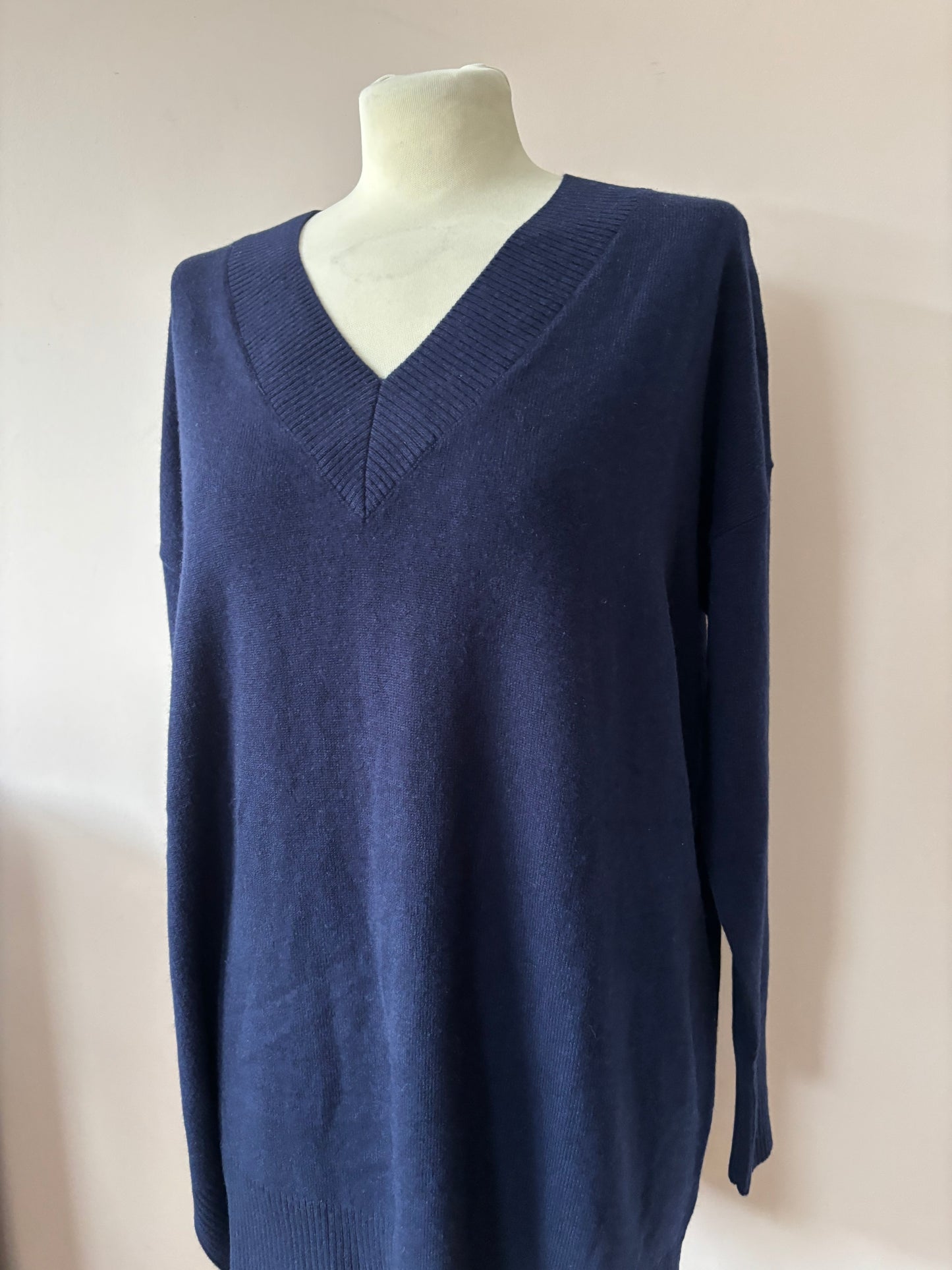 Merino wool and cashmere mix navy v neck jumper size Large