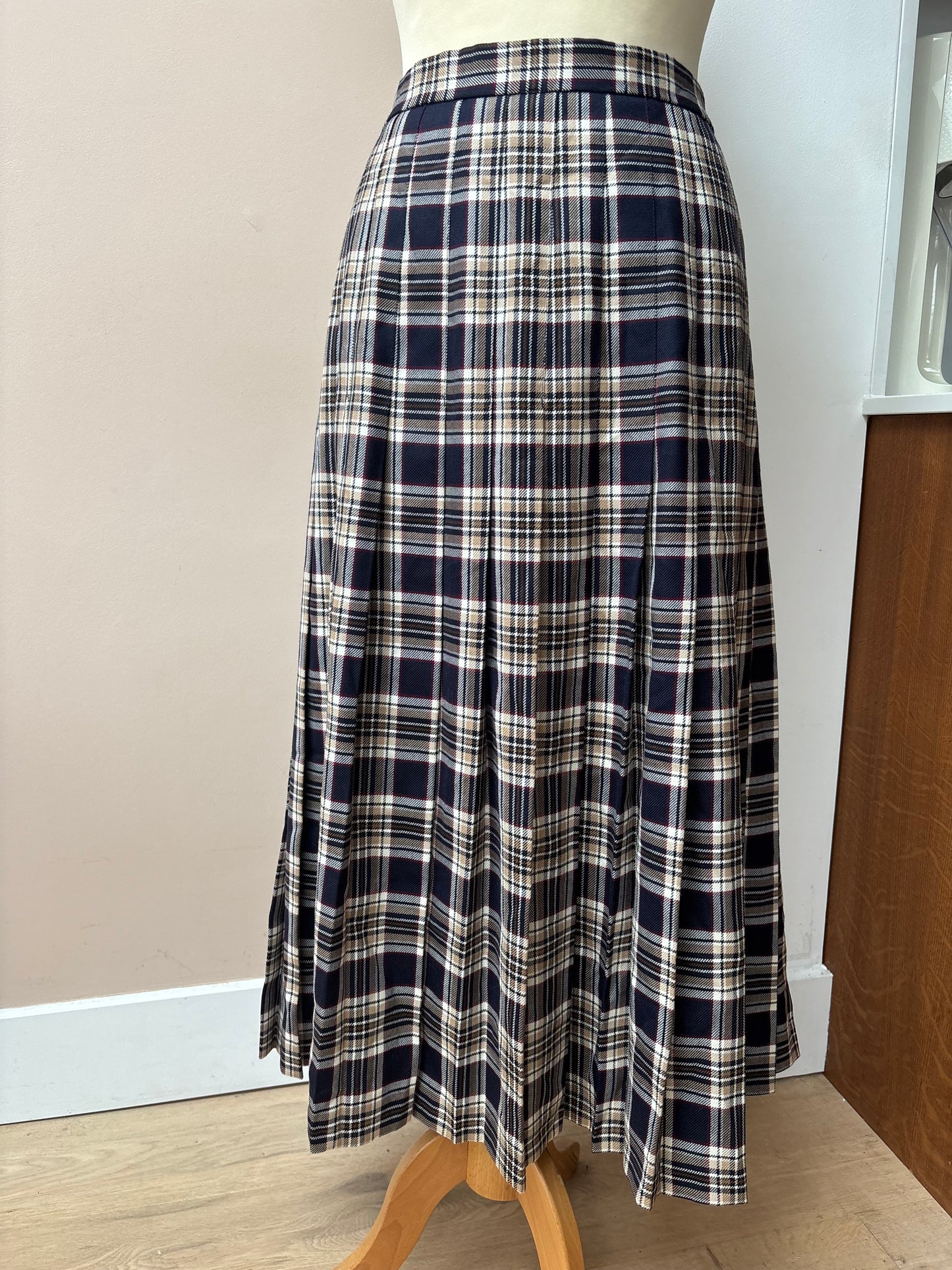 Vintage 100% wool long pleated skirt size 16/18