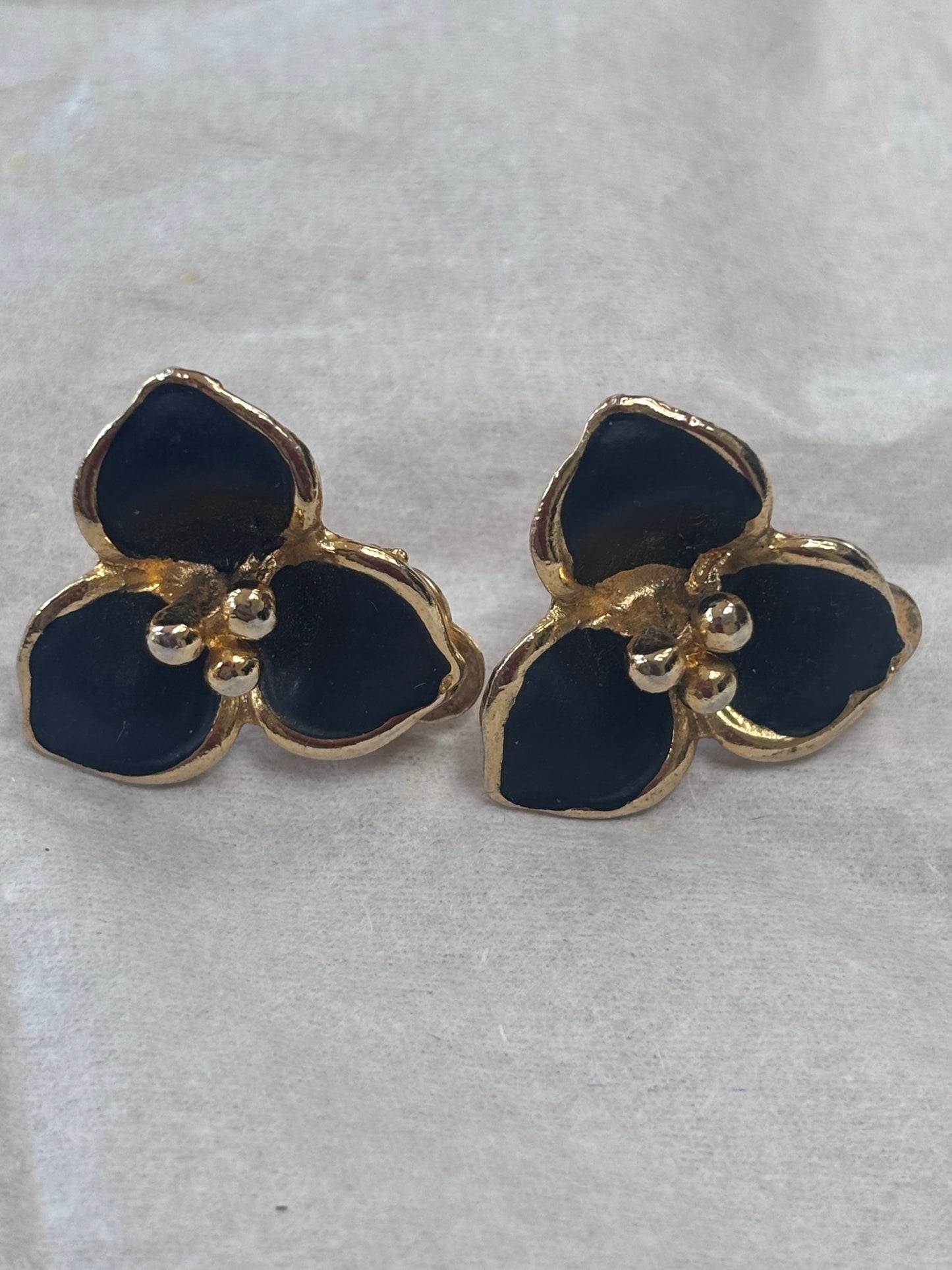 Beautiful gold black flower clip on earrings