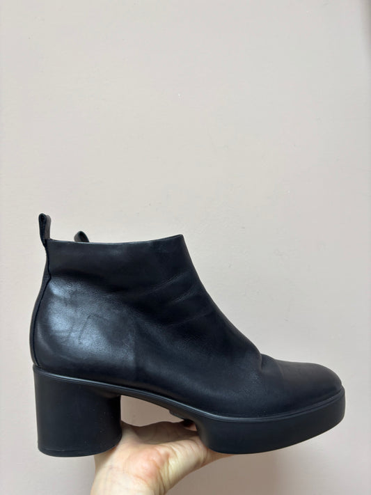 Soft black leather boots size 41 (UK8)