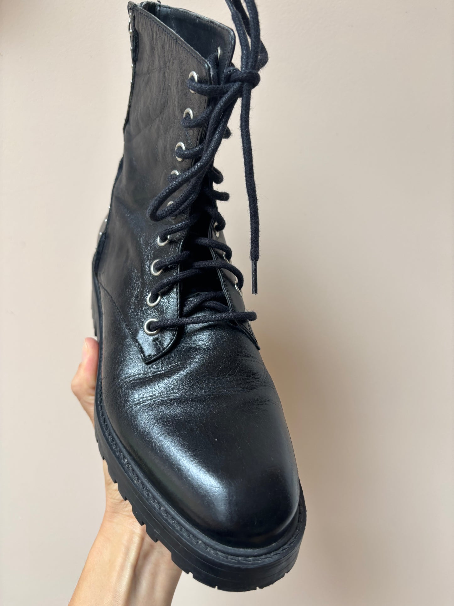 Black leather boots size UK3