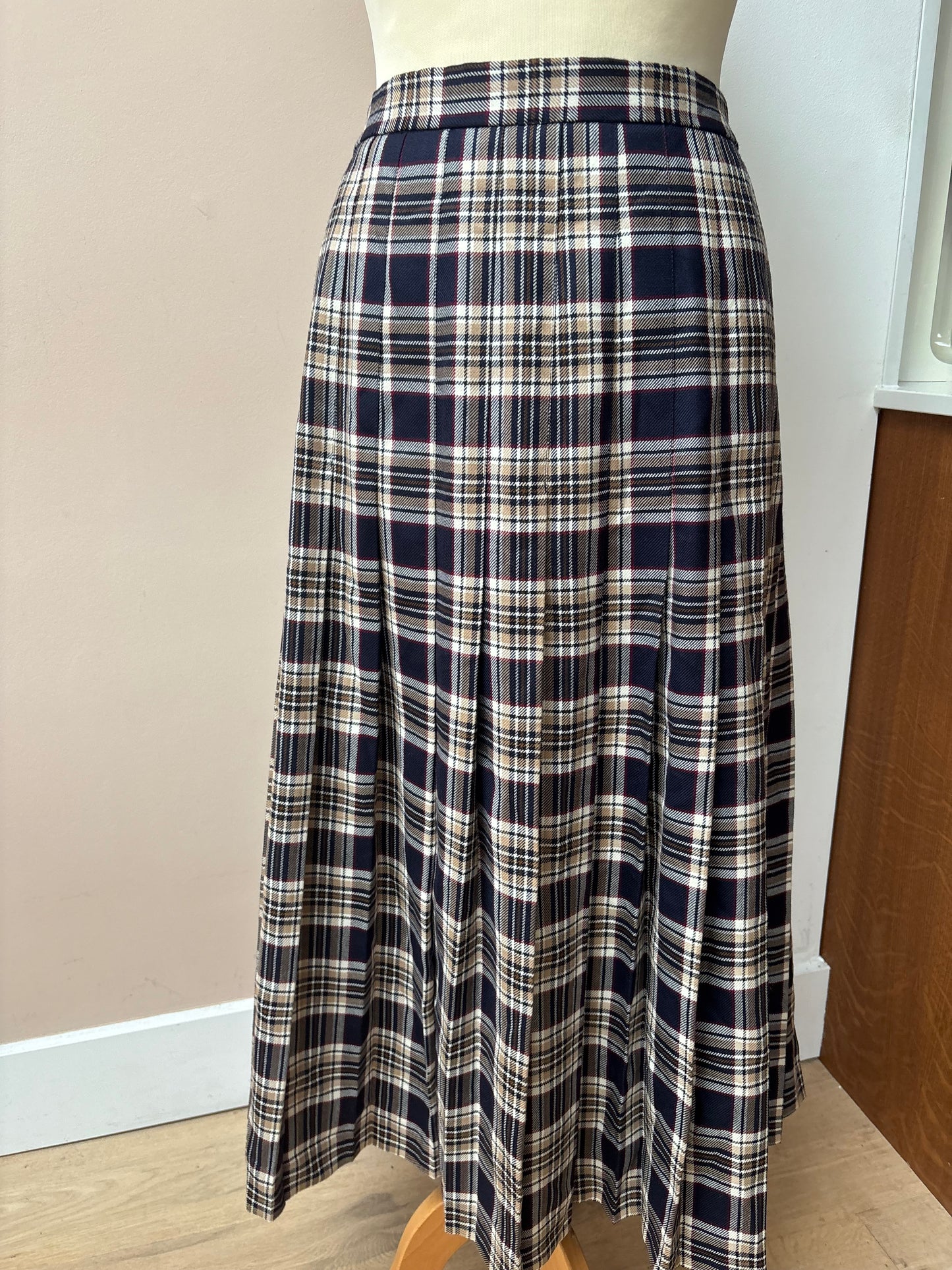 Vintage 100% wool long pleated skirt size 16/18