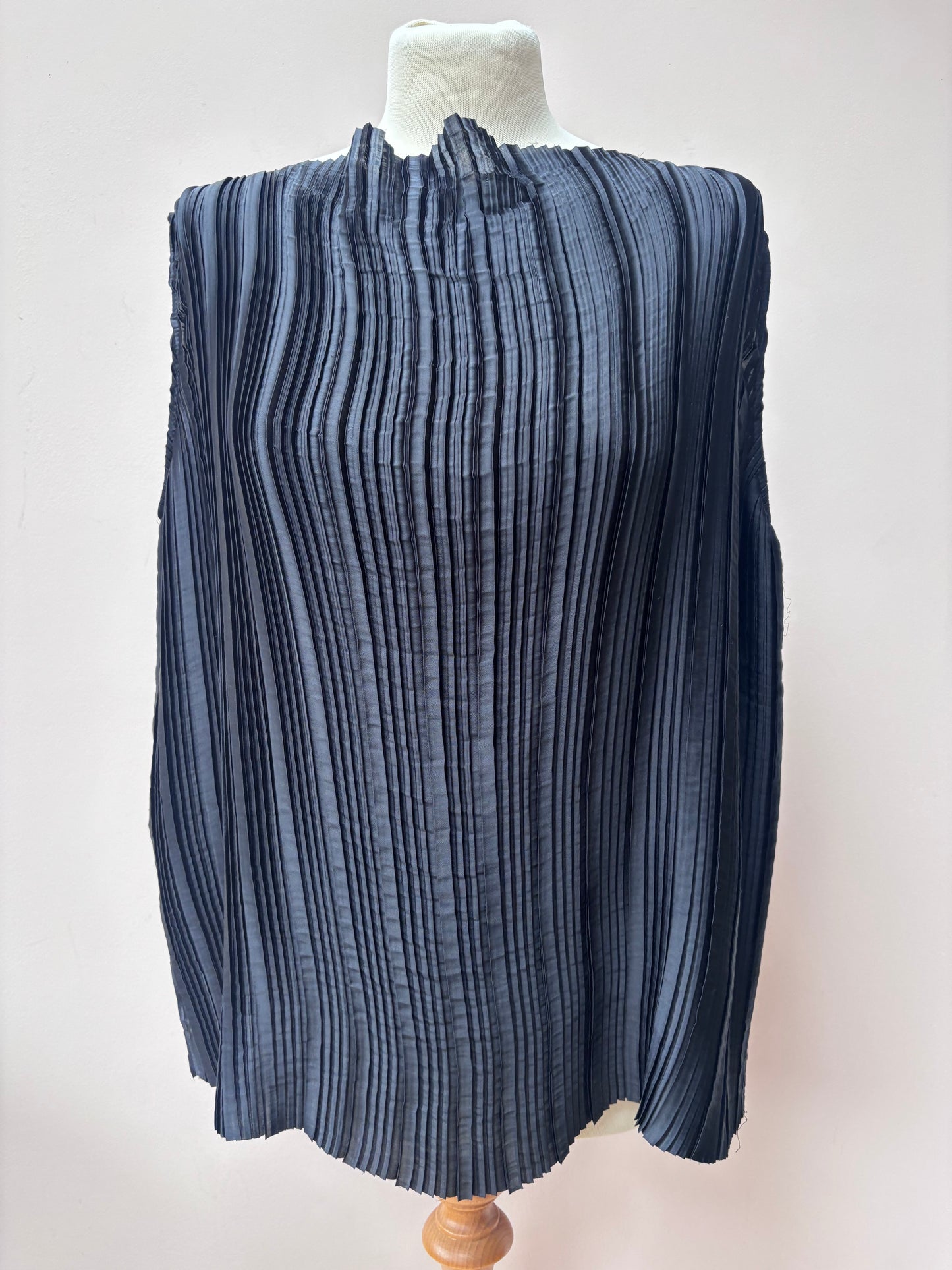 Black pleated oversized top size M