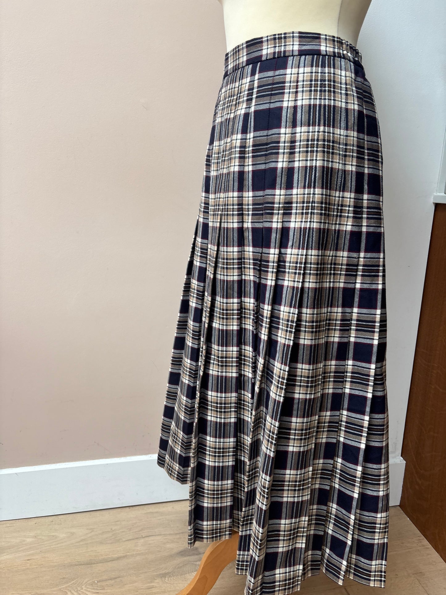 Vintage 100% wool long pleated skirt size 16/18