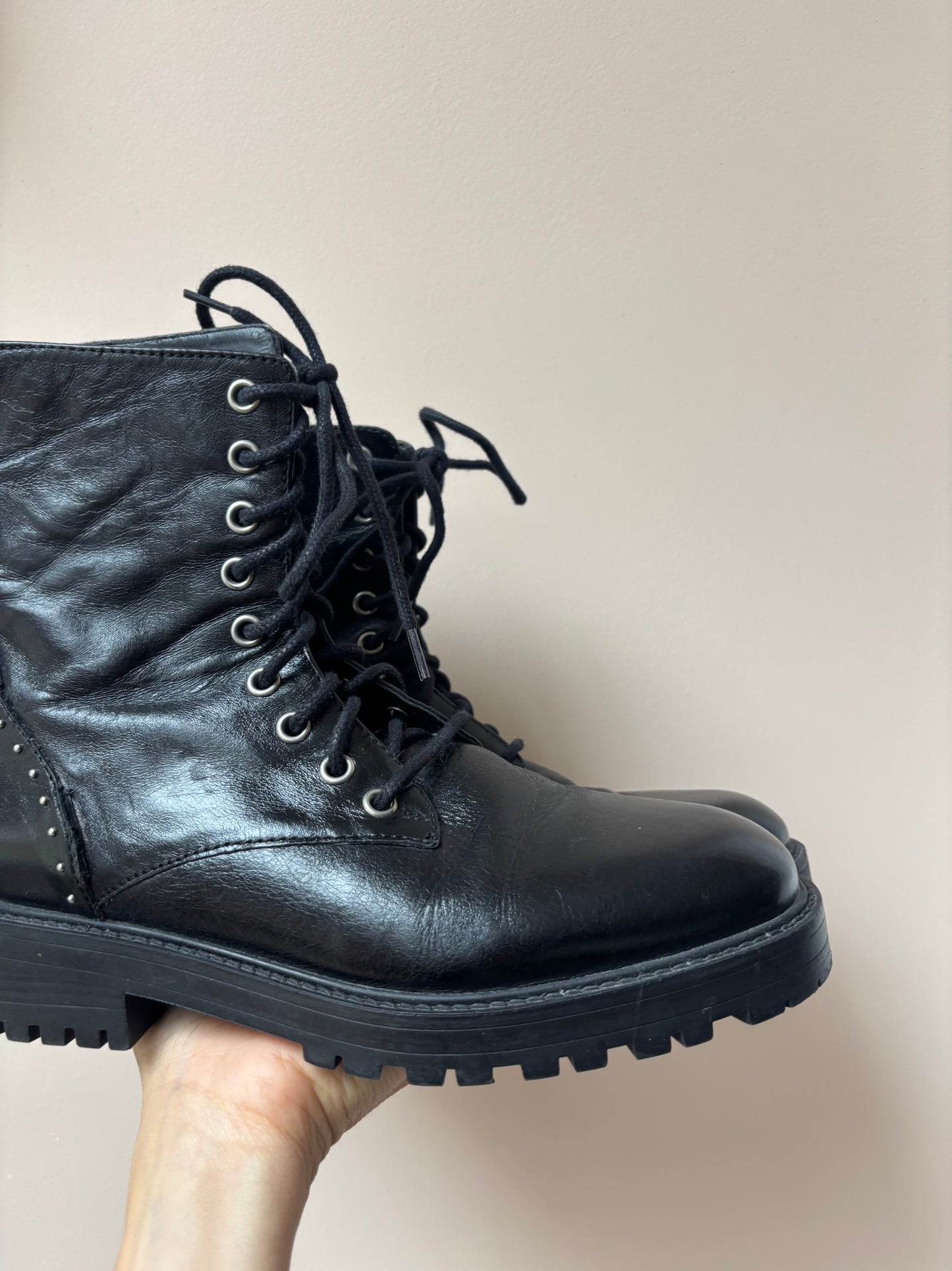 Black leather boots size UK3