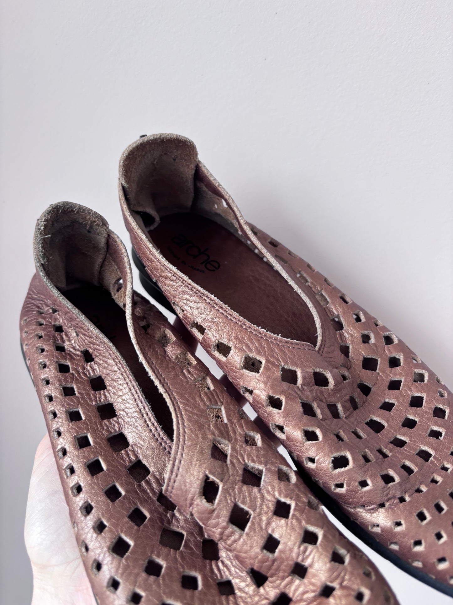 Arche bronze leather cut out shoes size UK4