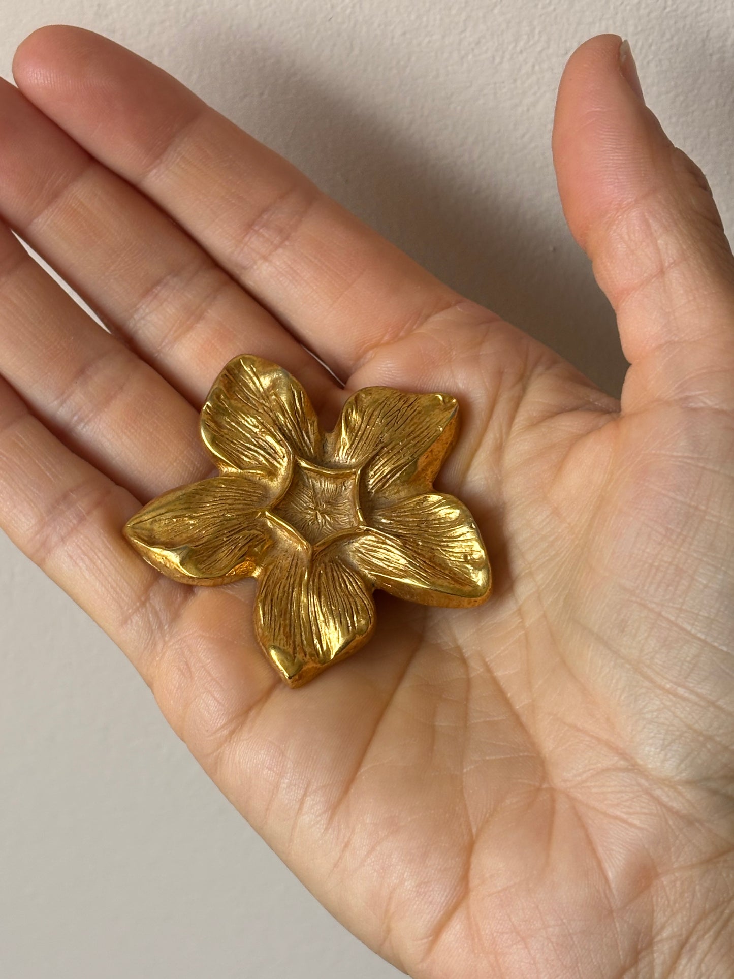 Gold flower broach