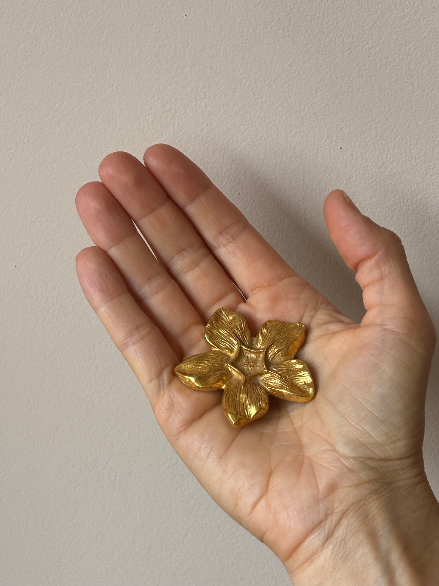 Gold flower broach