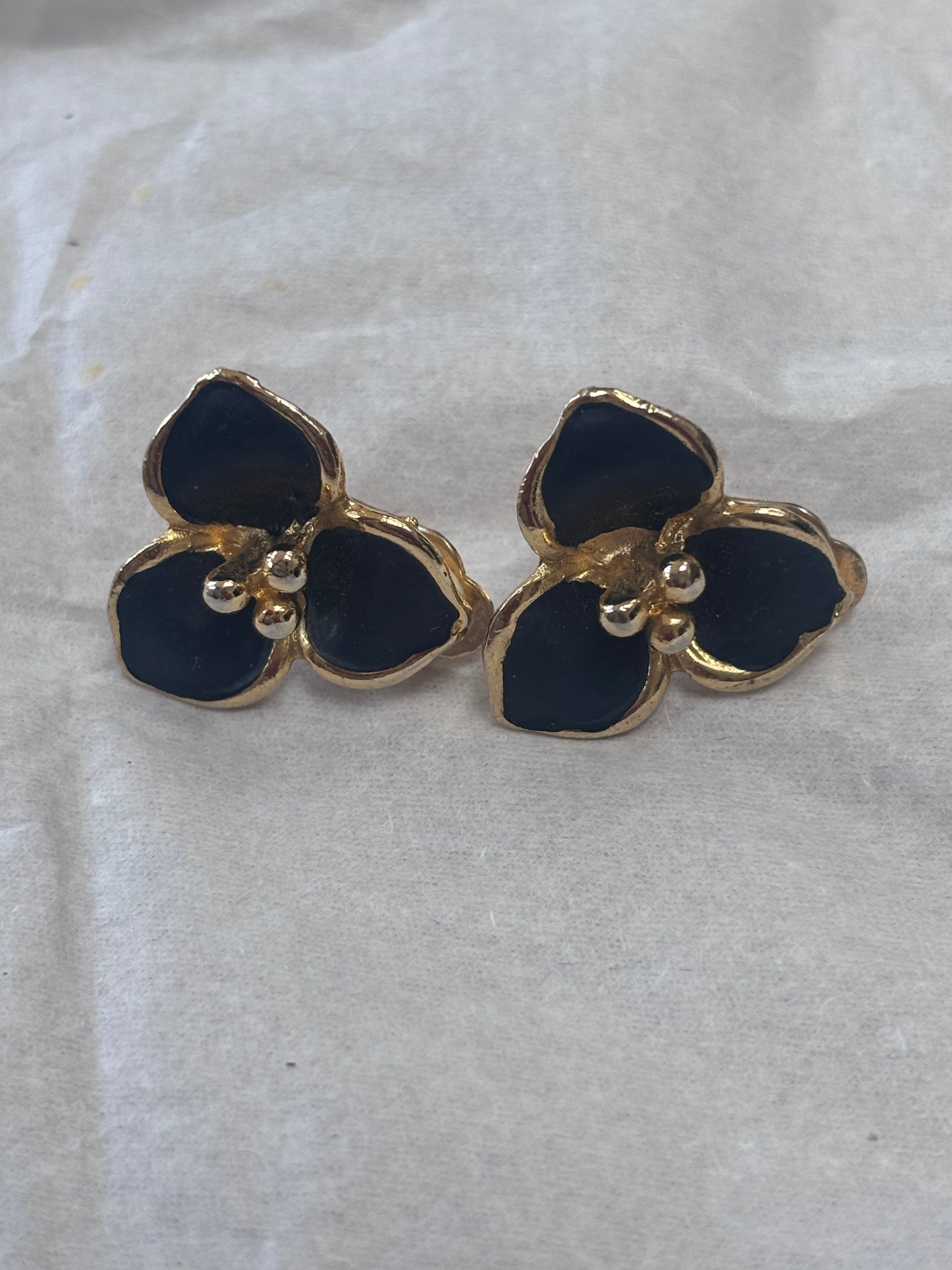 Beautiful gold black flower clip on earrings