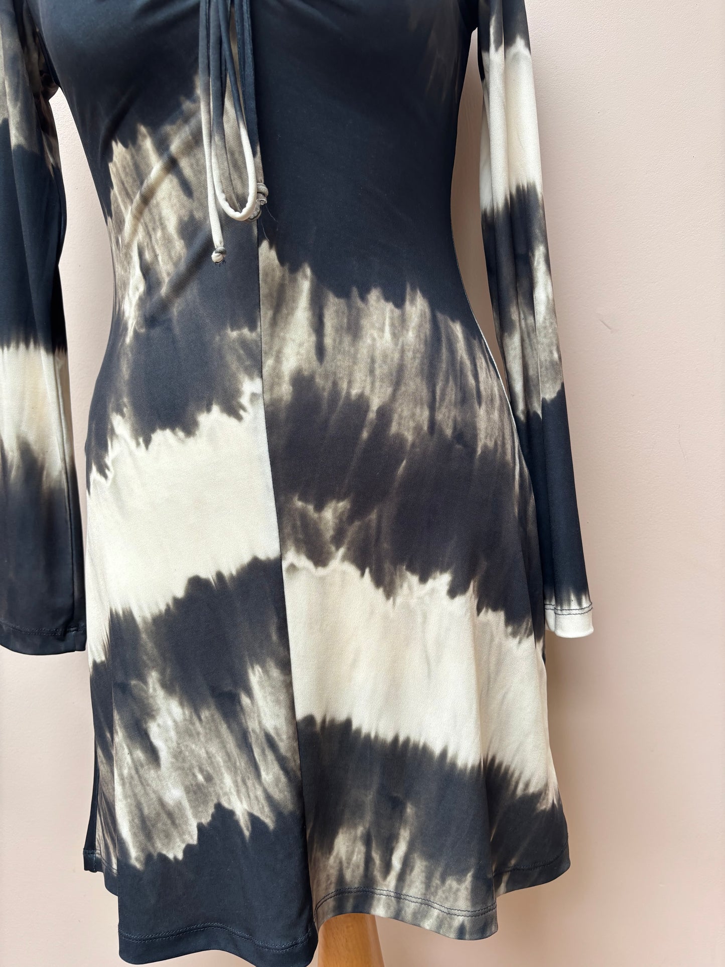 Print dress with tie front size Small