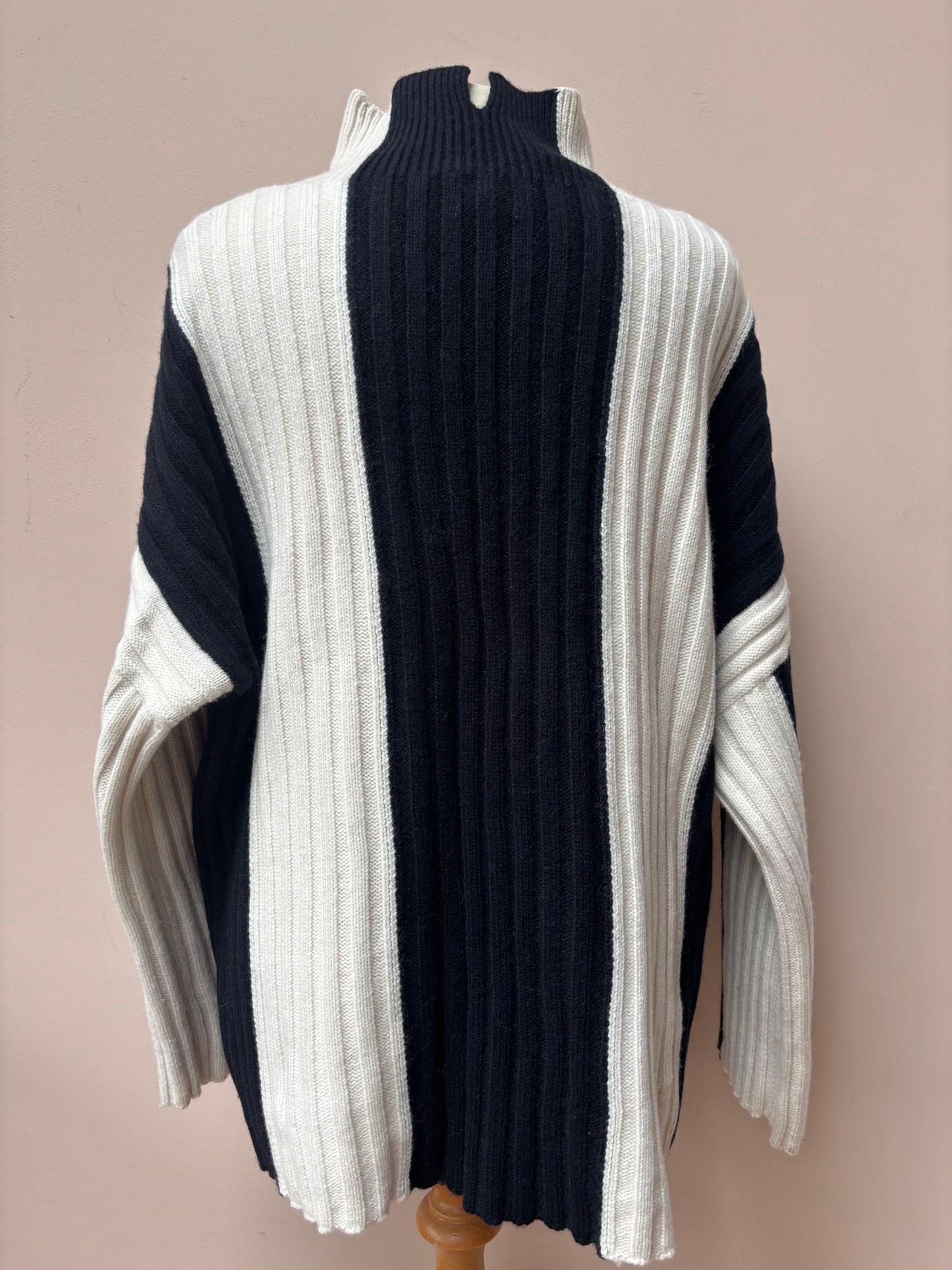 100% wool monochrome jumper size 14-18