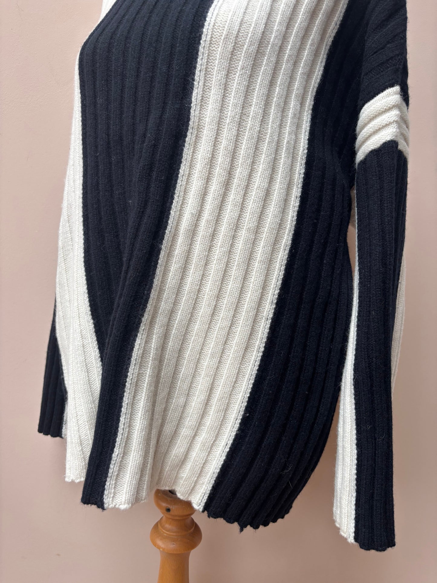 100% wool monochrome jumper size 14-18