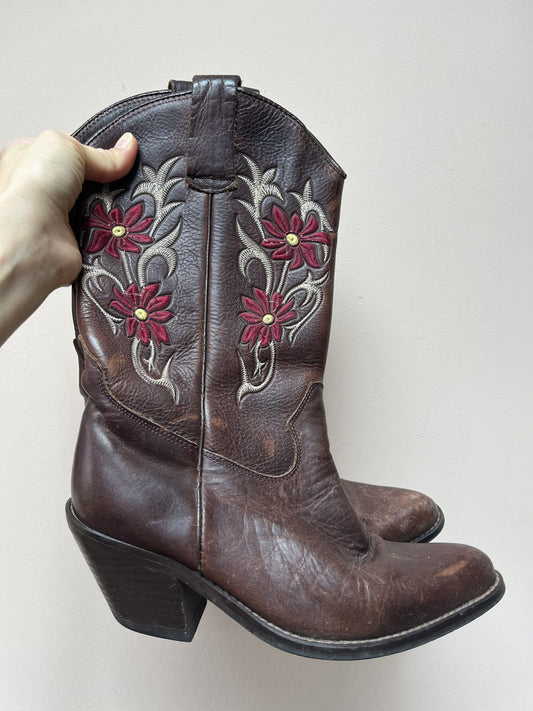 Leather cowboy boots with floral embroidery U.K. 4