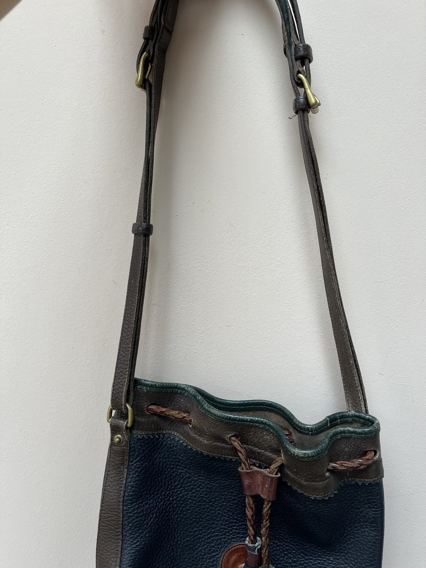 Classic vintage scotch grain leather Dooney &amp; Bourke bag