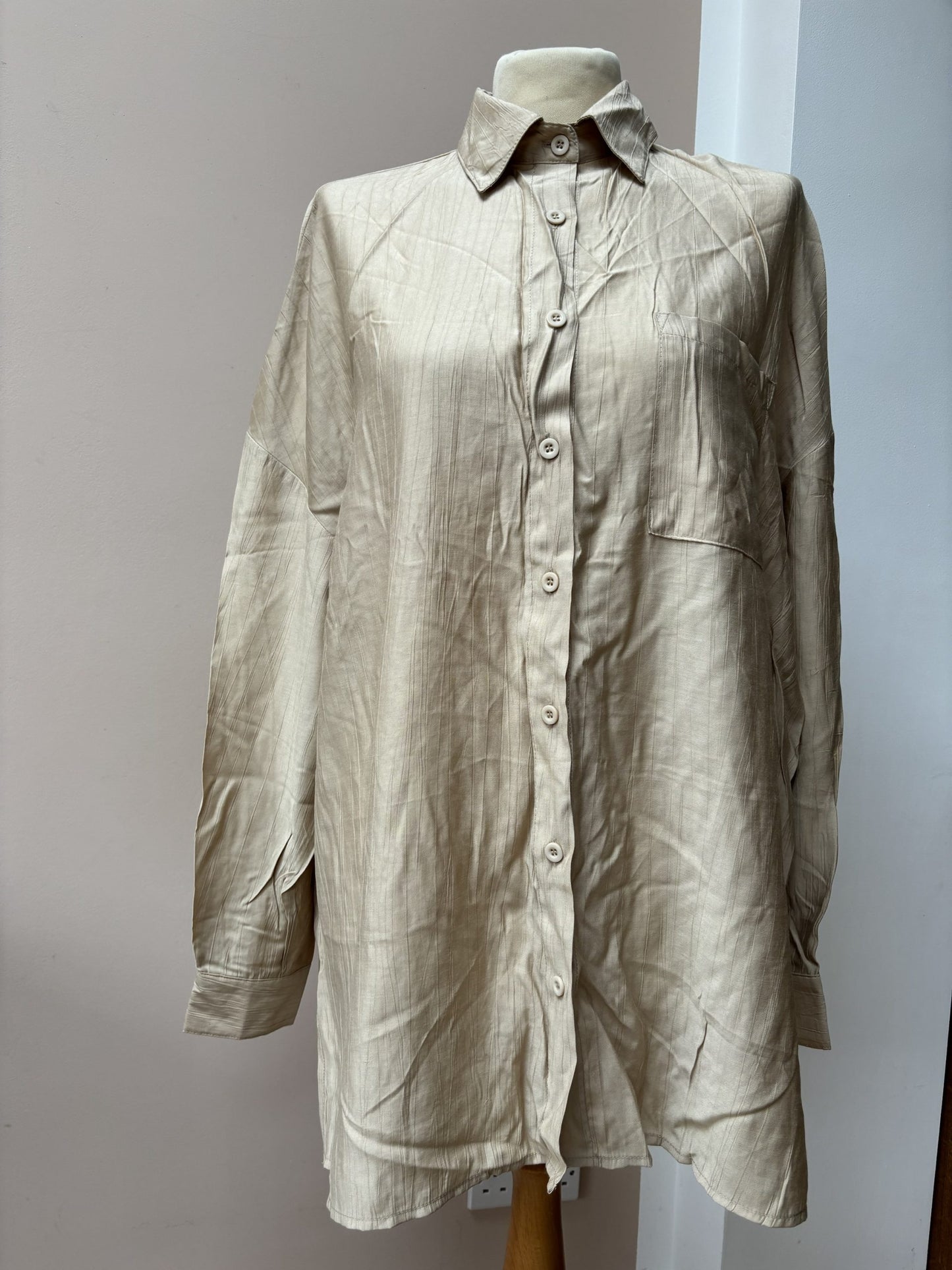 Oversized beige shirt size M