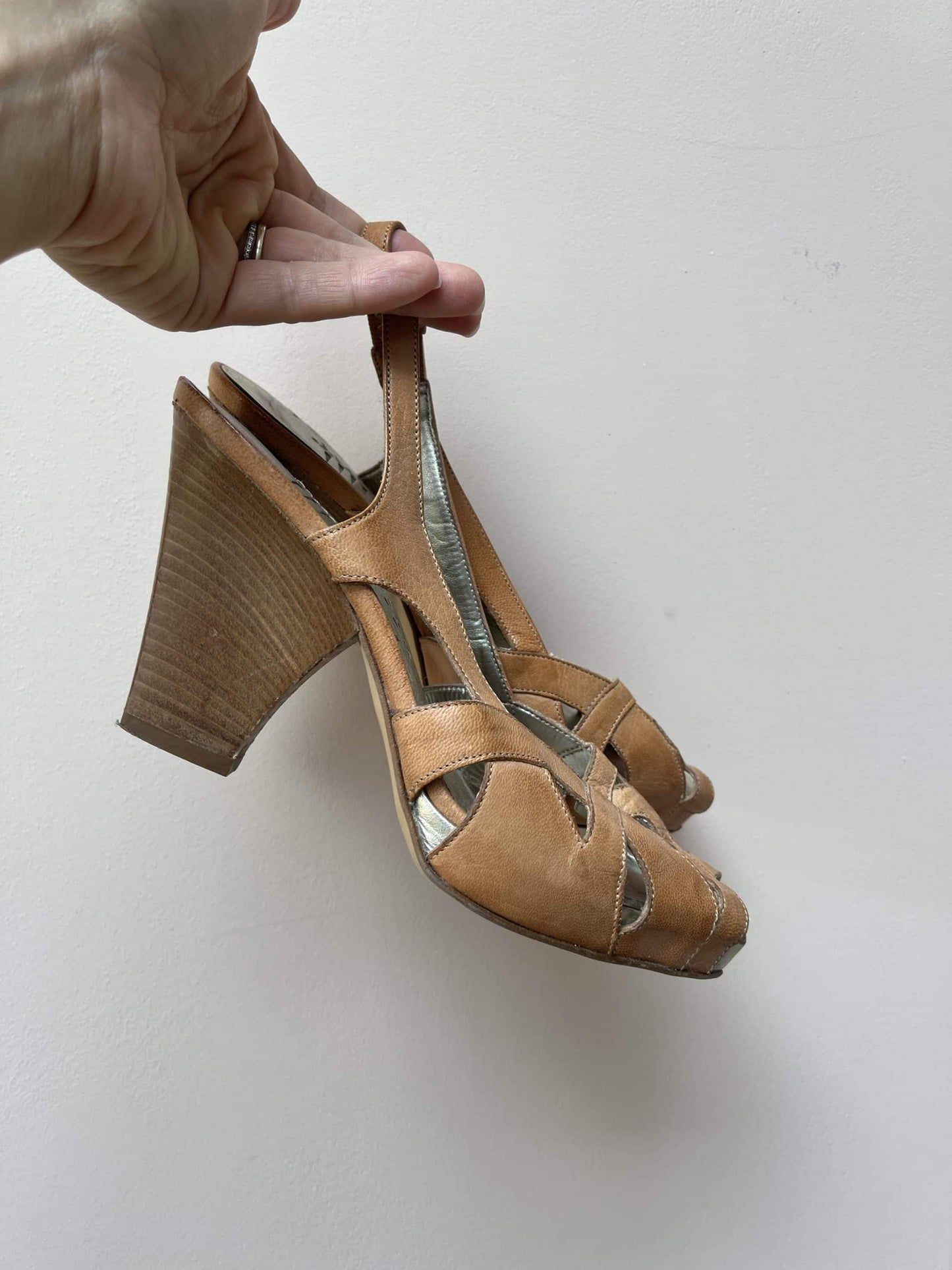 Tan leather cut out shoes size UK5