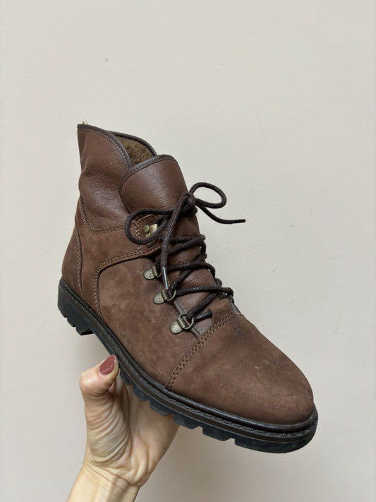 Brown suede boots fleece lined UK5