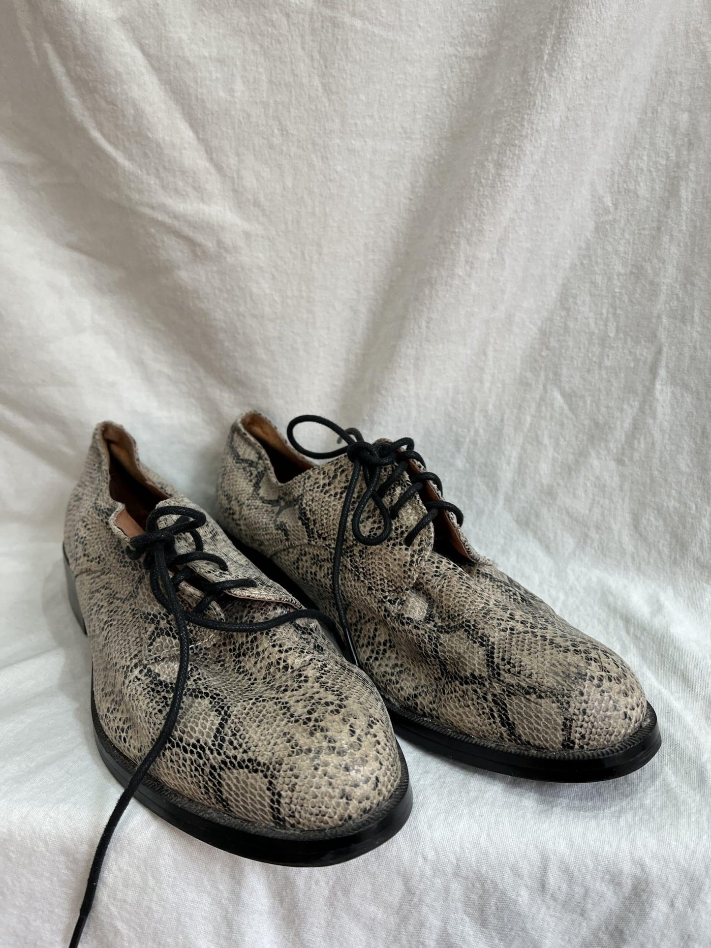 Snakeskin print leather shoes UK4