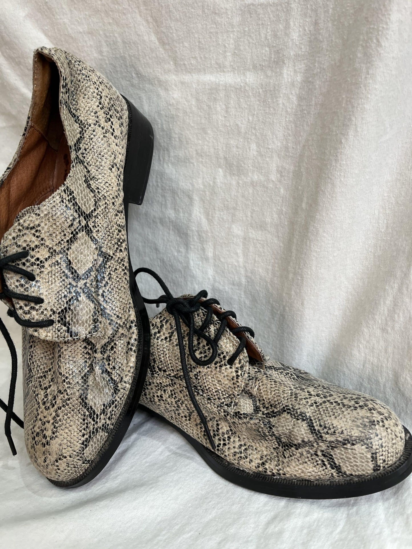 Snakeskin print leather shoes UK4