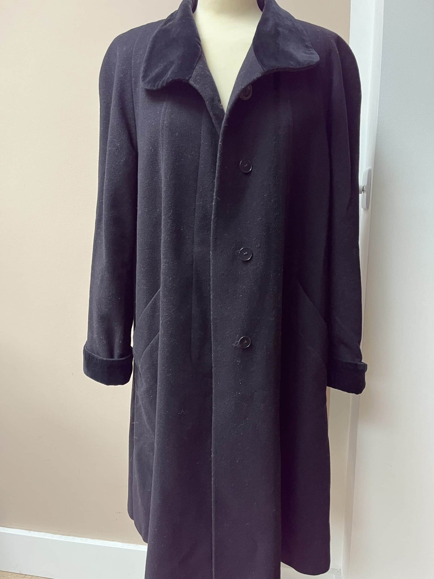 Vintage wool cashmere mix black coat with velvet collar and cuffs size 38