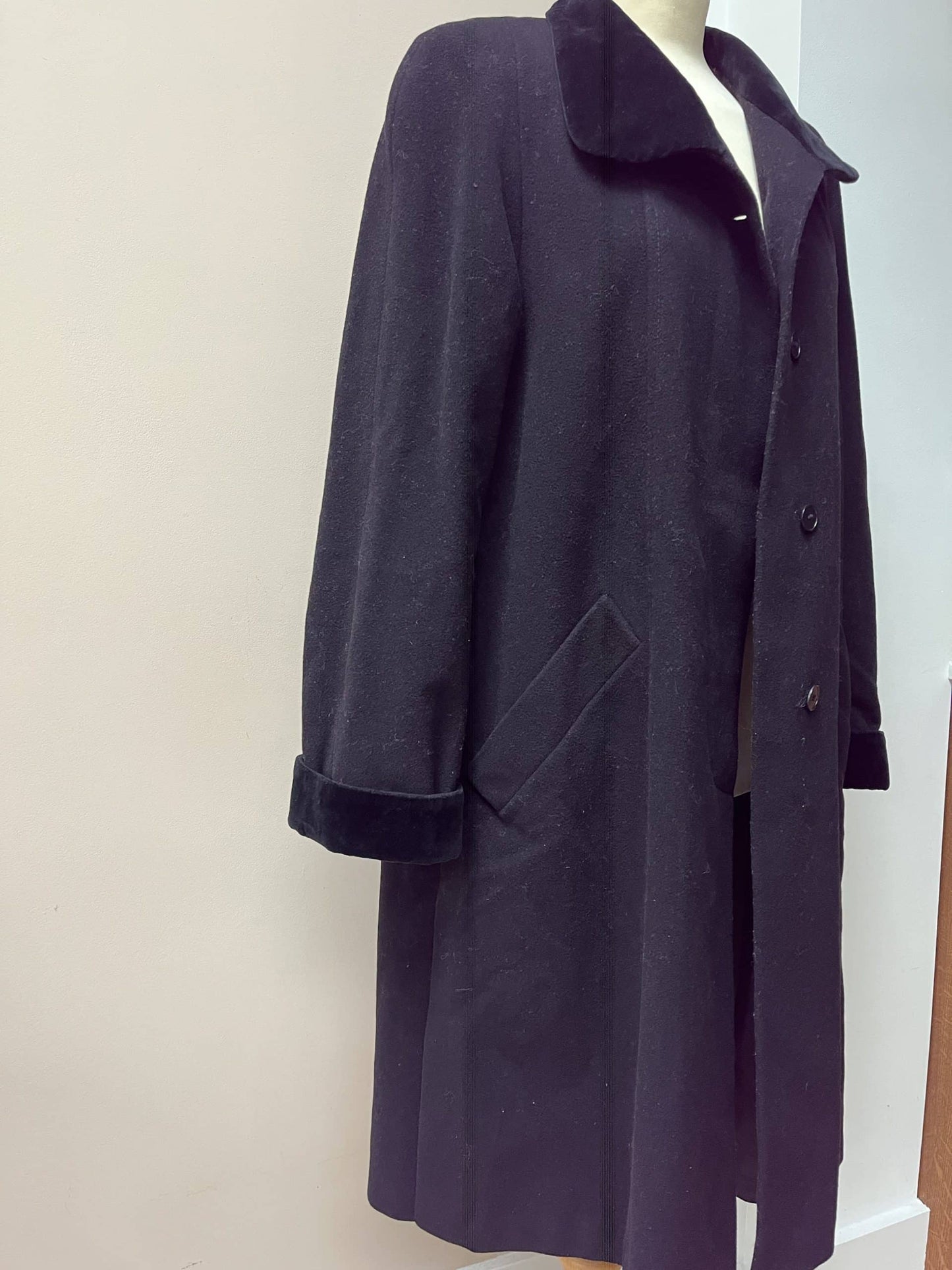 Vintage wool cashmere mix black coat with velvet collar and cuffs size 38