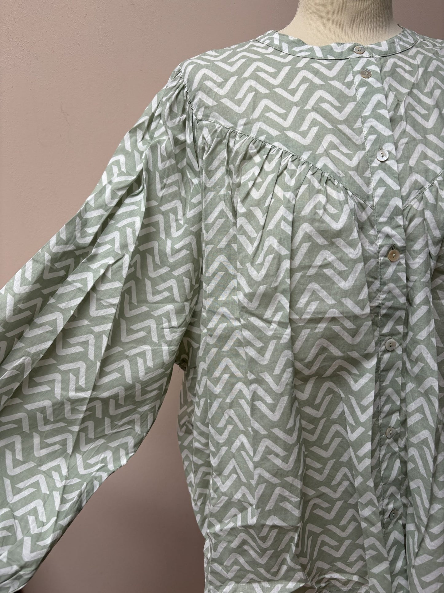 Cotton billowy sleeve blouse size Large