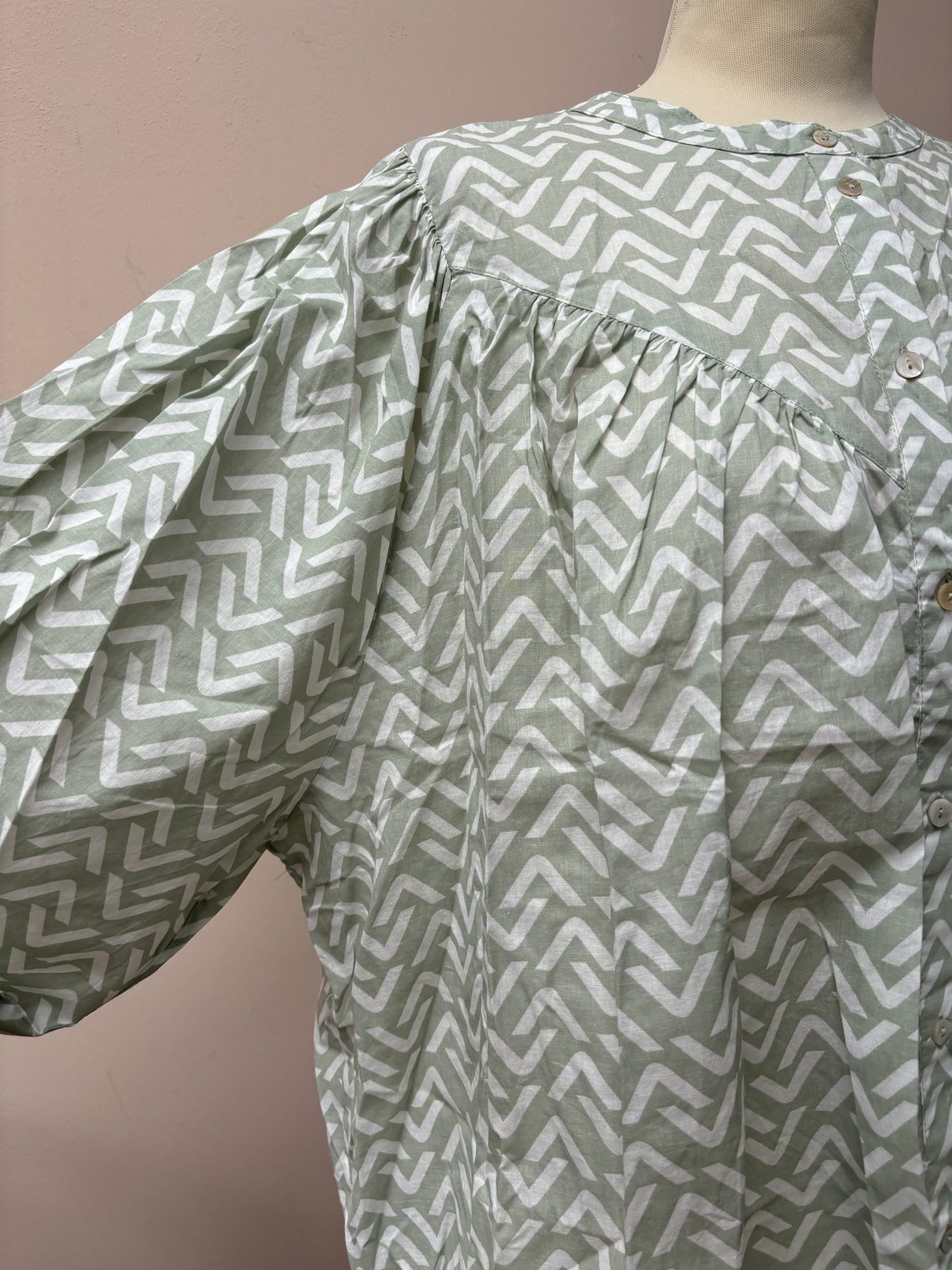 Cotton billowy sleeve blouse size Large