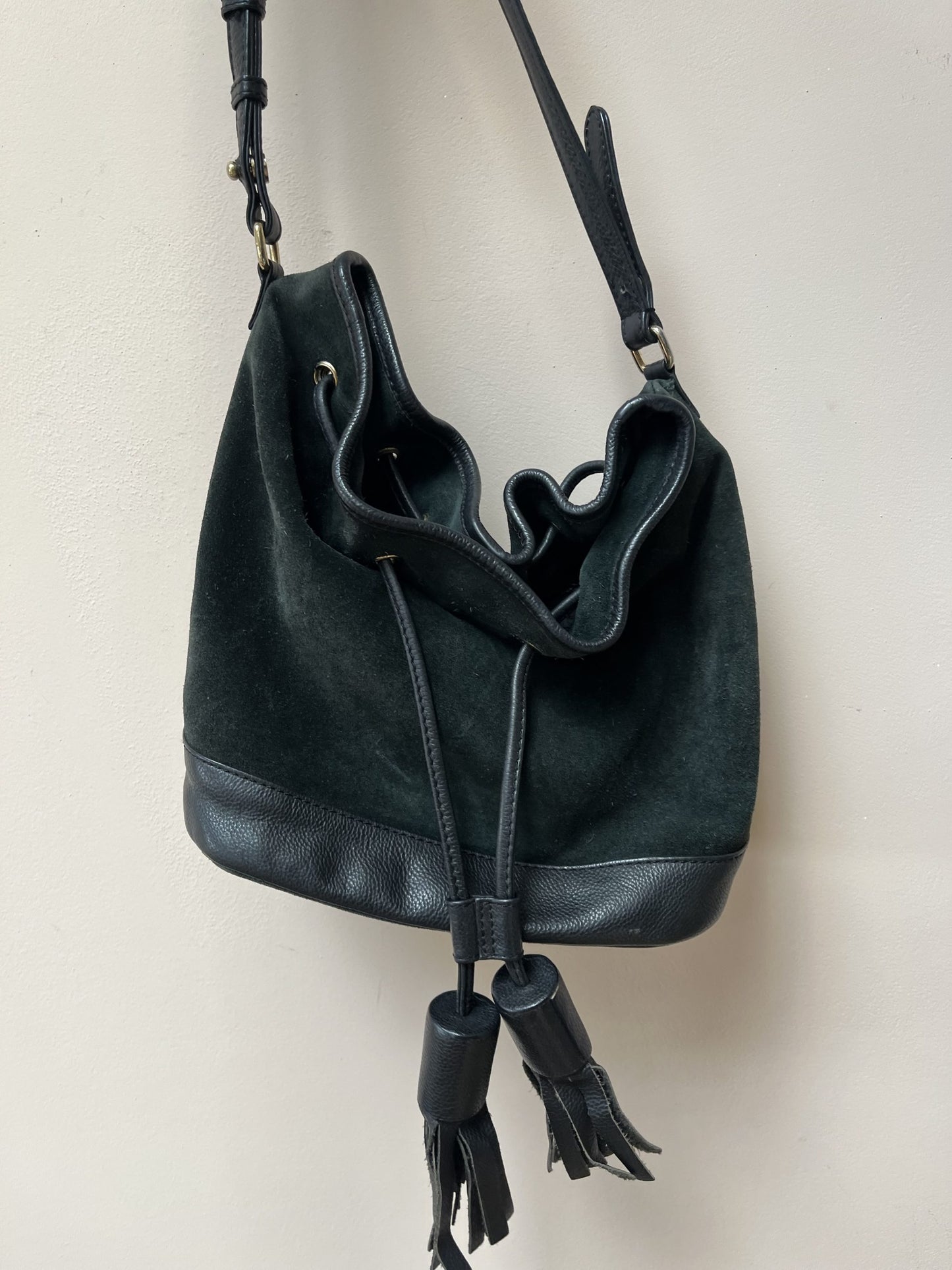 Green suede and leather shoulder bag with tassel