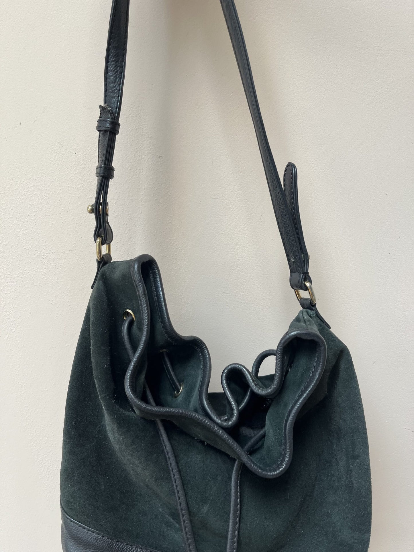 Green suede and leather shoulder bag with tassel