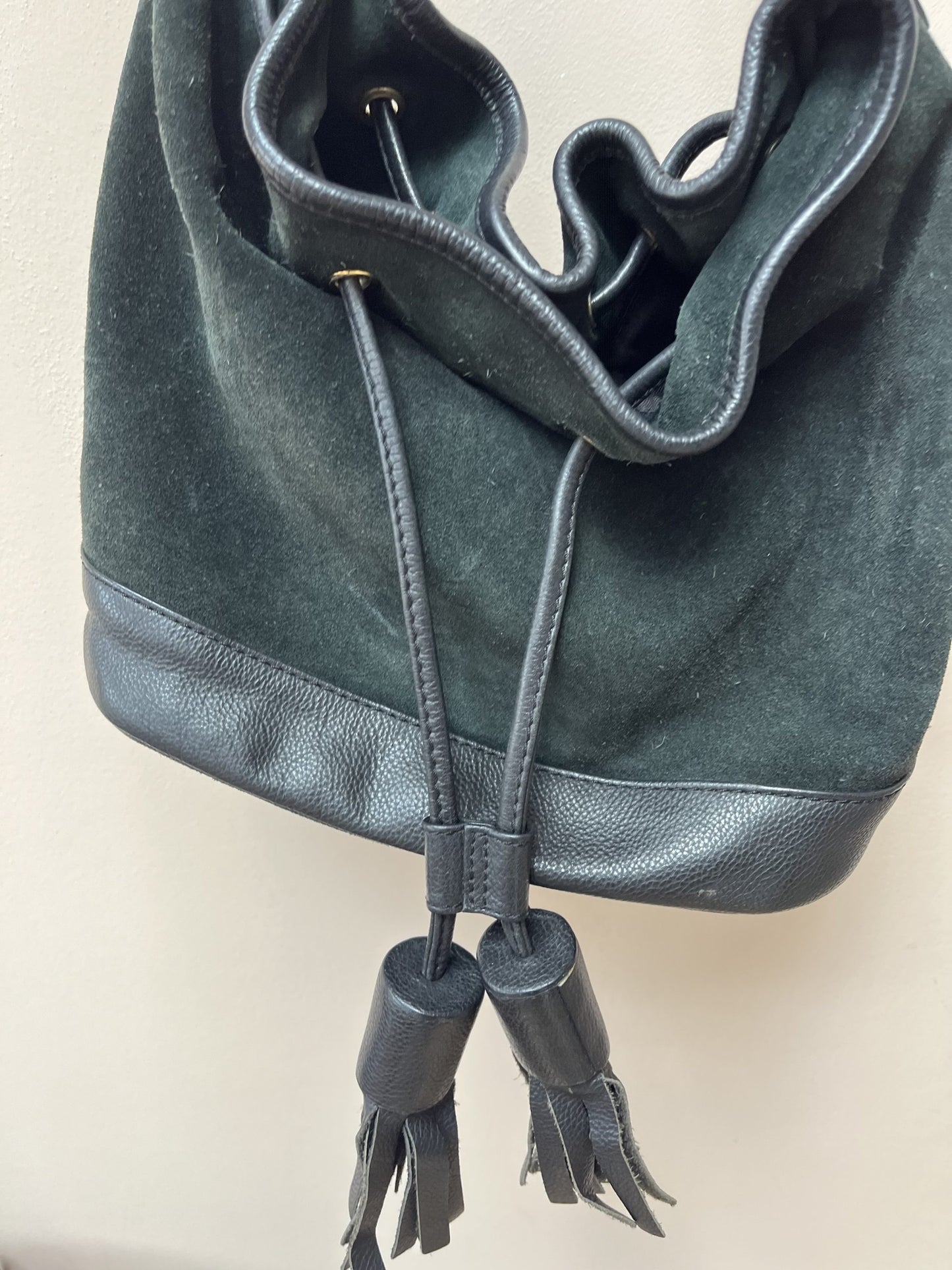 Green suede and leather shoulder bag with tassel