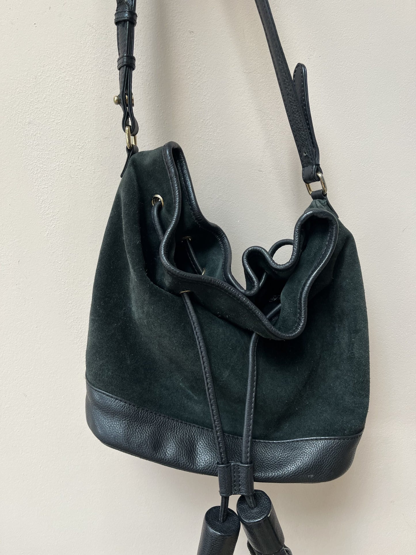 Green suede and leather shoulder bag with tassel